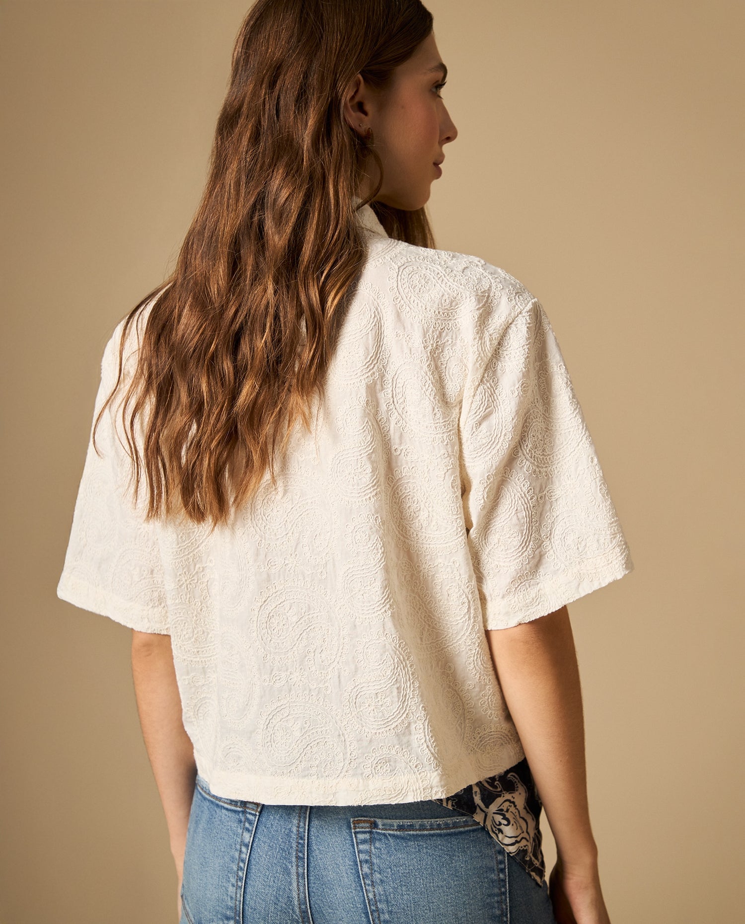 Camisa manga corta con bordado sutil cuello camisero - Crudo