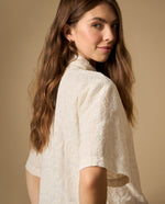 Camisa manga corta con bordado sutil cuello camisero - Crudo