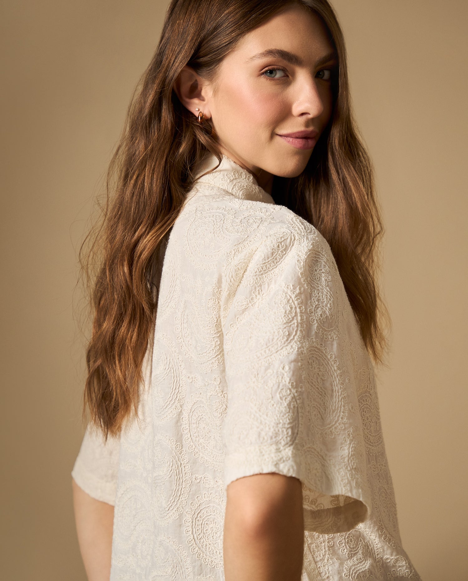 Camisa manga corta con bordado sutil cuello camisero - Crudo