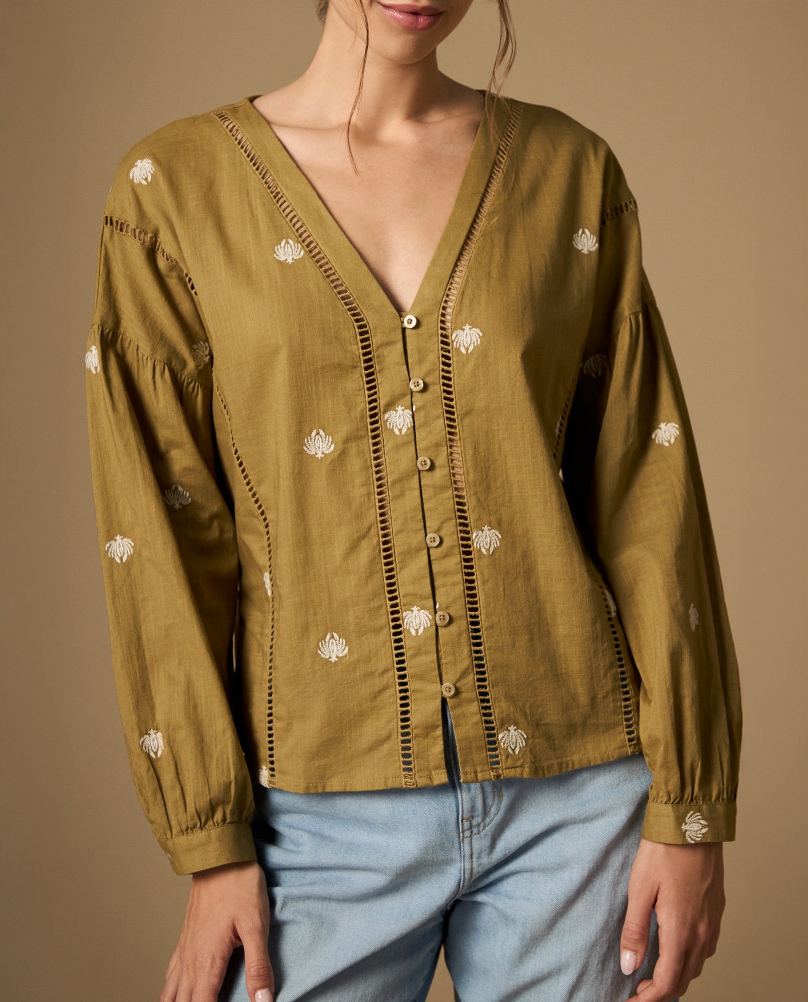 Camisa manga larga cuello en V con bordado floral - Café 34_612H006_CAF170929_0