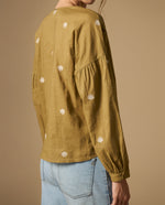 Camisa manga larga cuello en V con bordado floral - Café