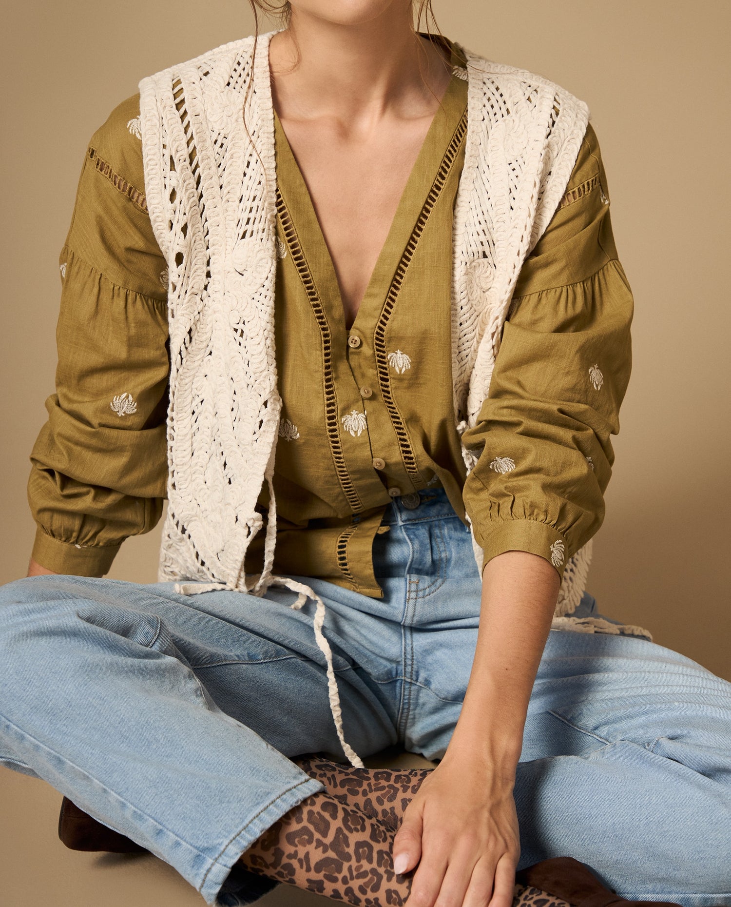 Camisa manga larga cuello en V con bordado floral - Café