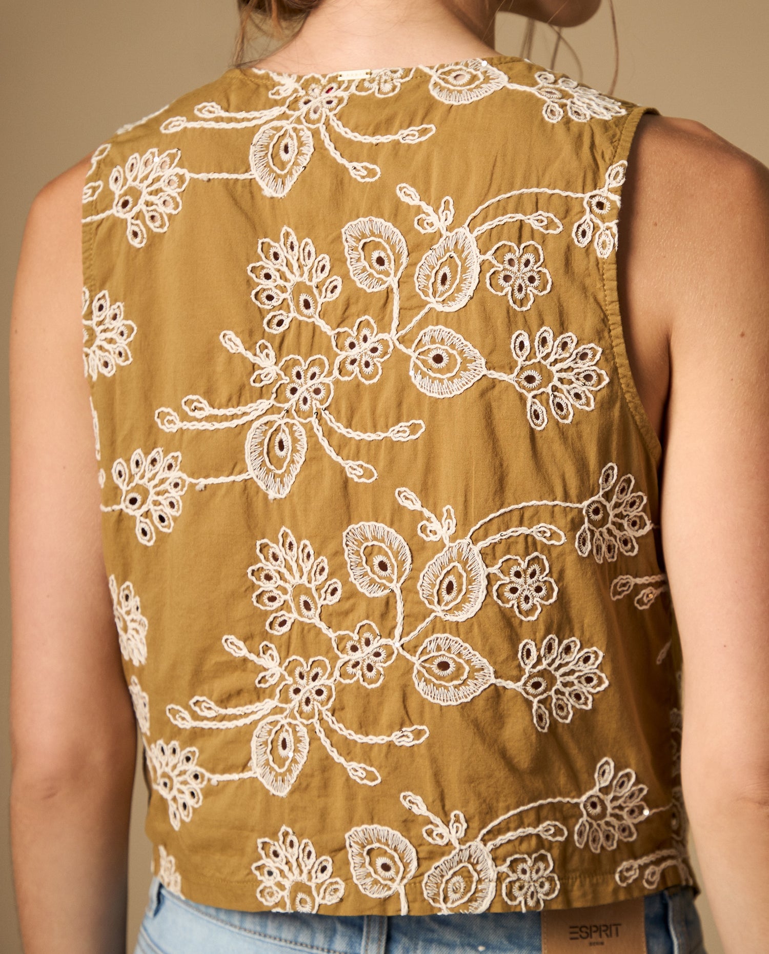 Camisa bordada manga sisa con cuello en V - Café