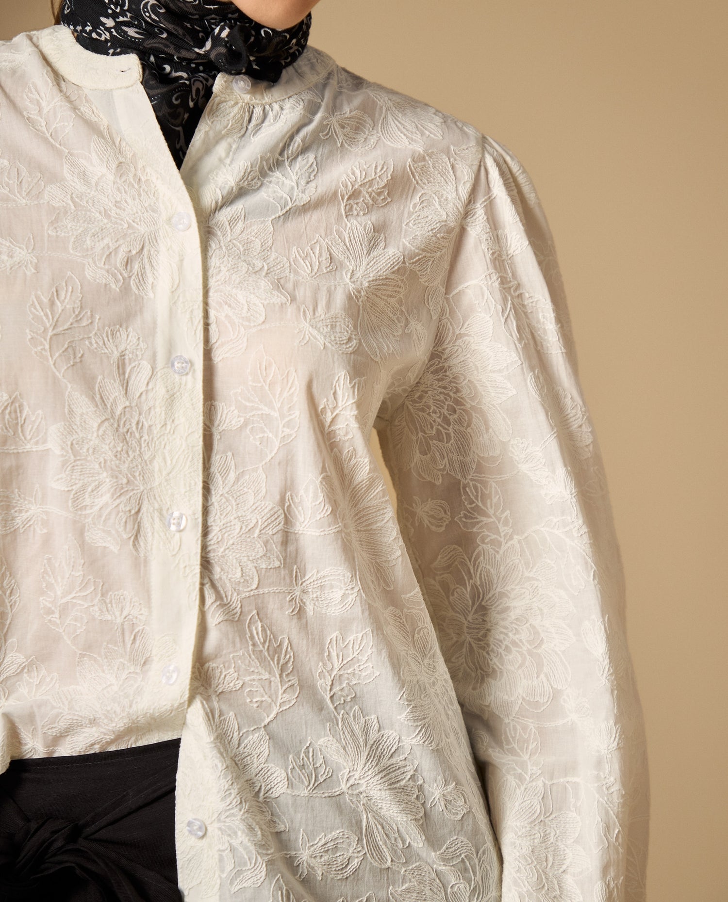 Camisa bordada manga larga cuello nerú - Crudo