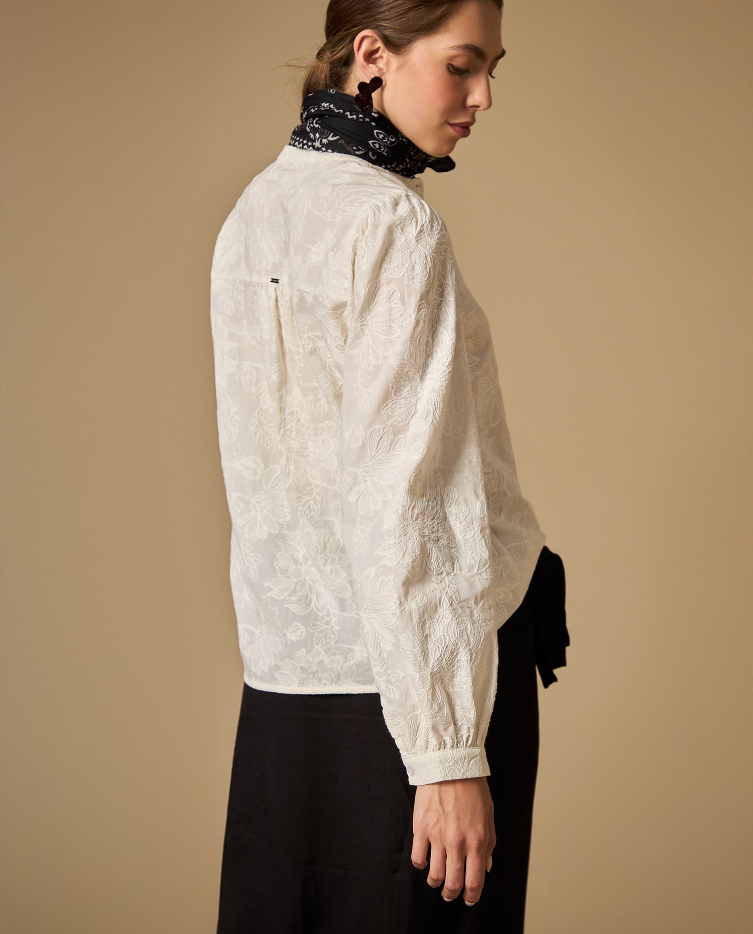 Camisa bordada manga larga cuello nerú - Crudo