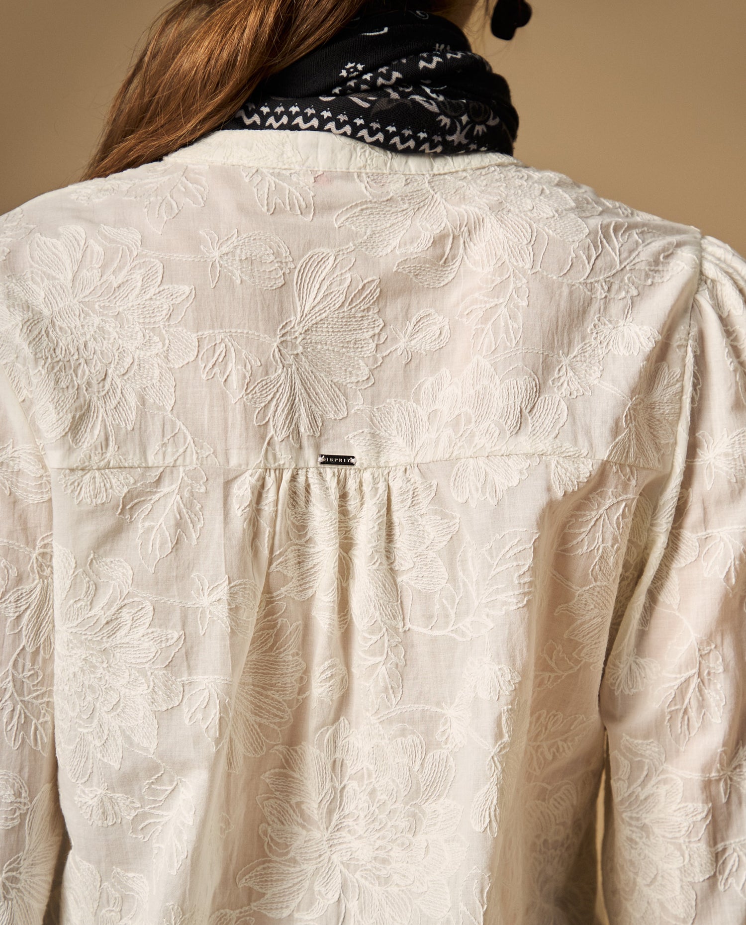 Camisa bordada manga larga cuello nerú - Crudo