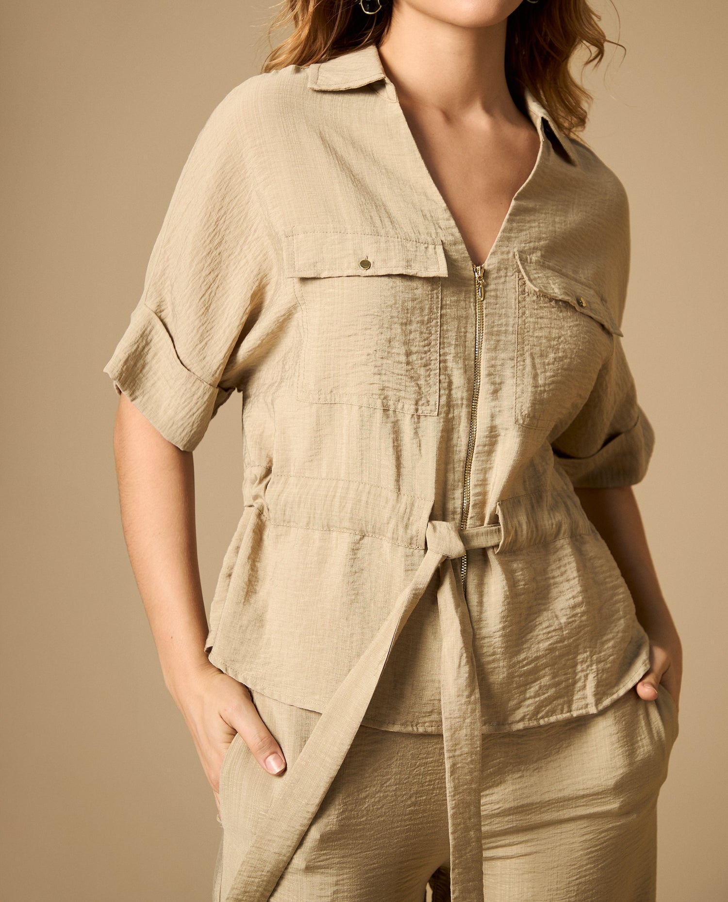 Camisa manga 3/4 con cuello camisero y cinturón - Beige