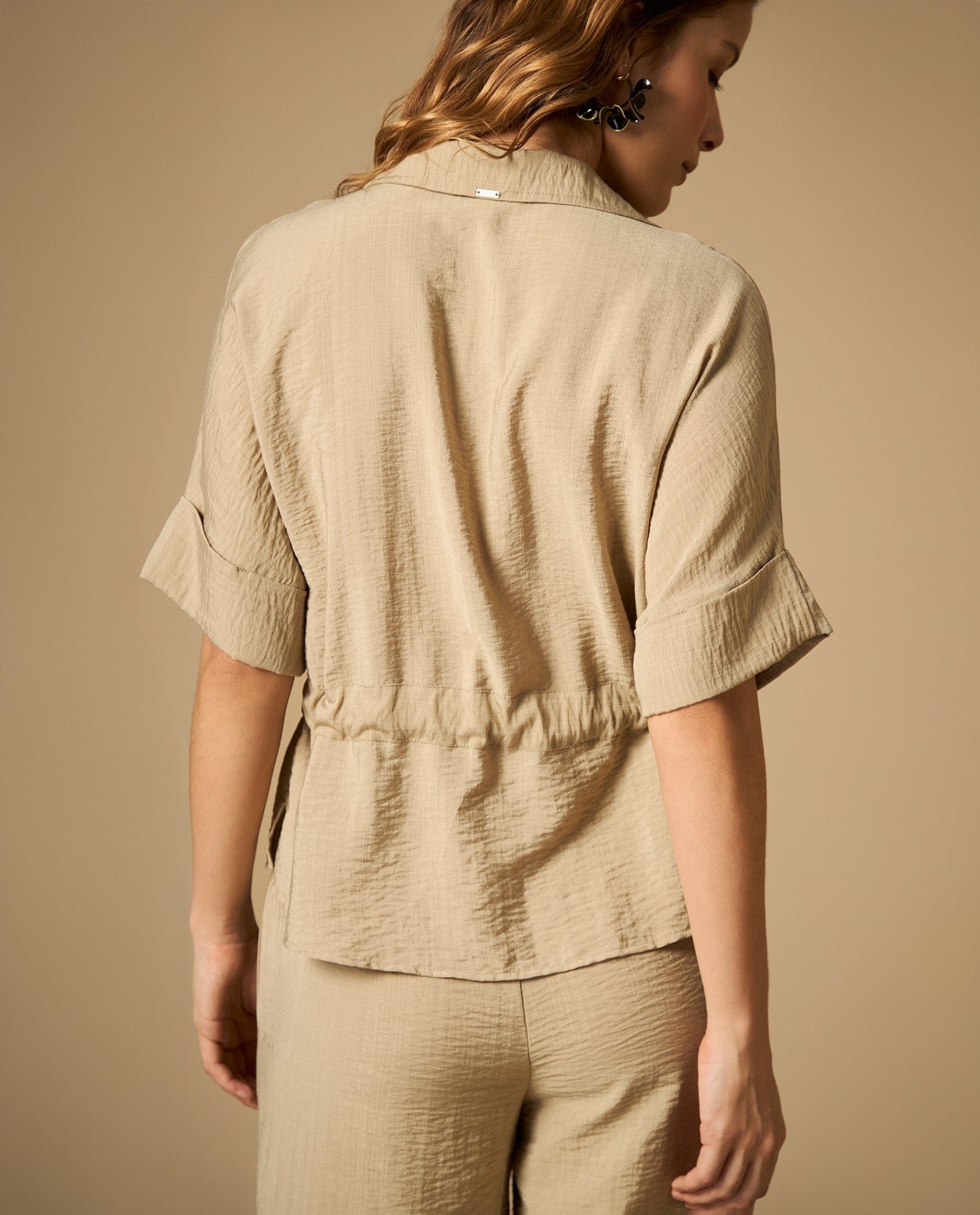 Camisa manga 3/4 con cuello camisero y cinturón - Beige