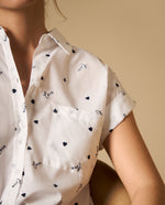 Camisa manga corta con bordado de corazones y letras - Crudo