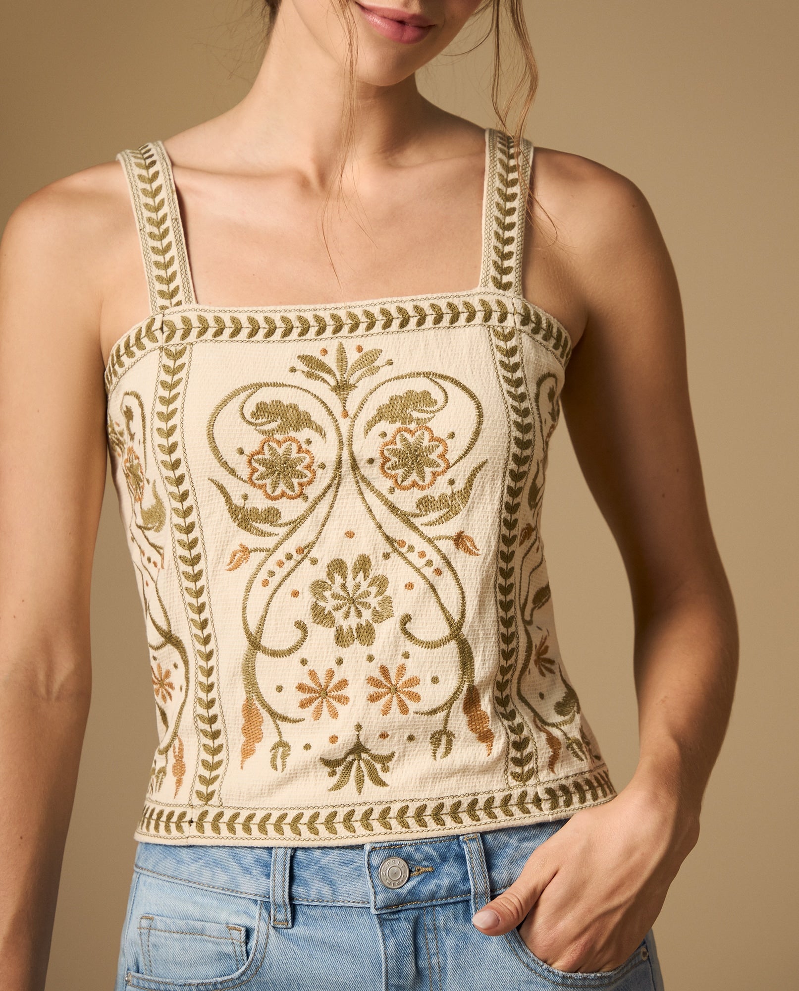 Top de tiras con bordado floral y bordes con detalle - Crudo 34_612H220_CRU120908_0