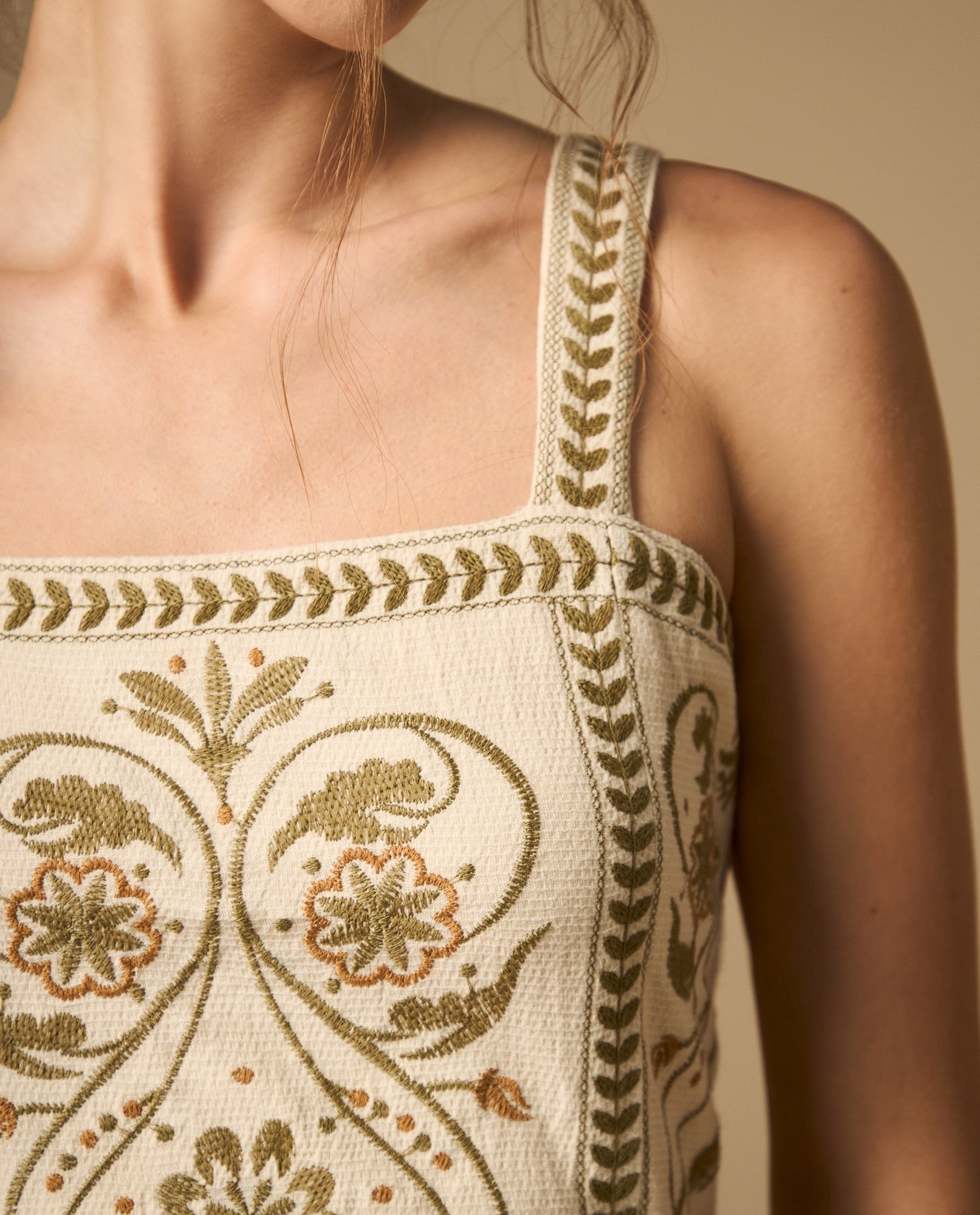 Top de tiras con bordado floral y bordes con detalle - Crudo 34_612H220_CRU120908_3