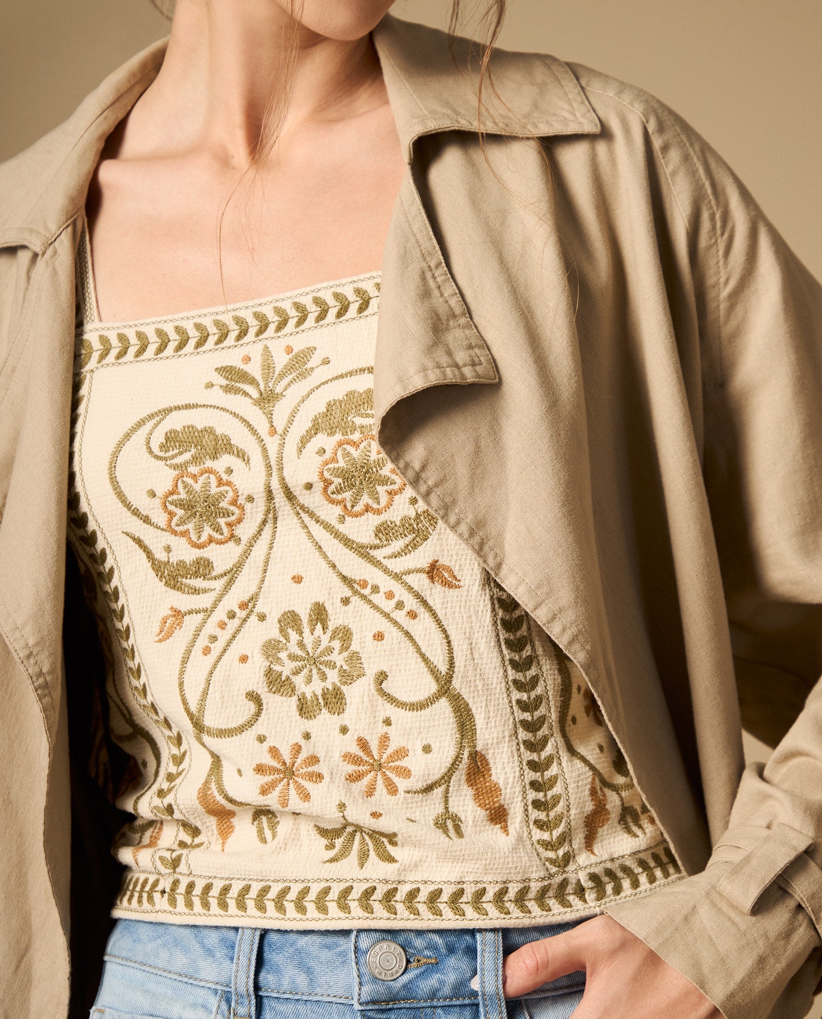 Top de tiras con bordado floral y bordes con detalle - Crudo 34_612H220_CRU120908_5