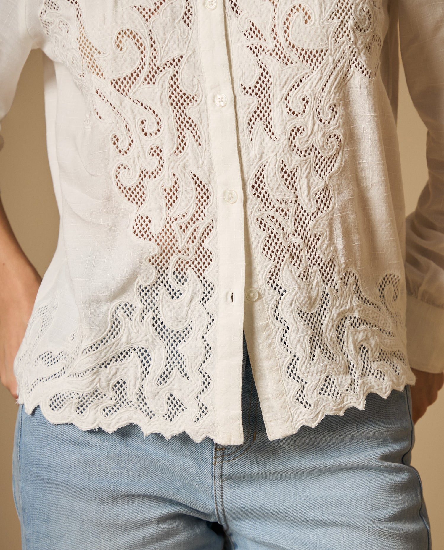 Camisa bordada manga larga con tejido con textura - Crudo
