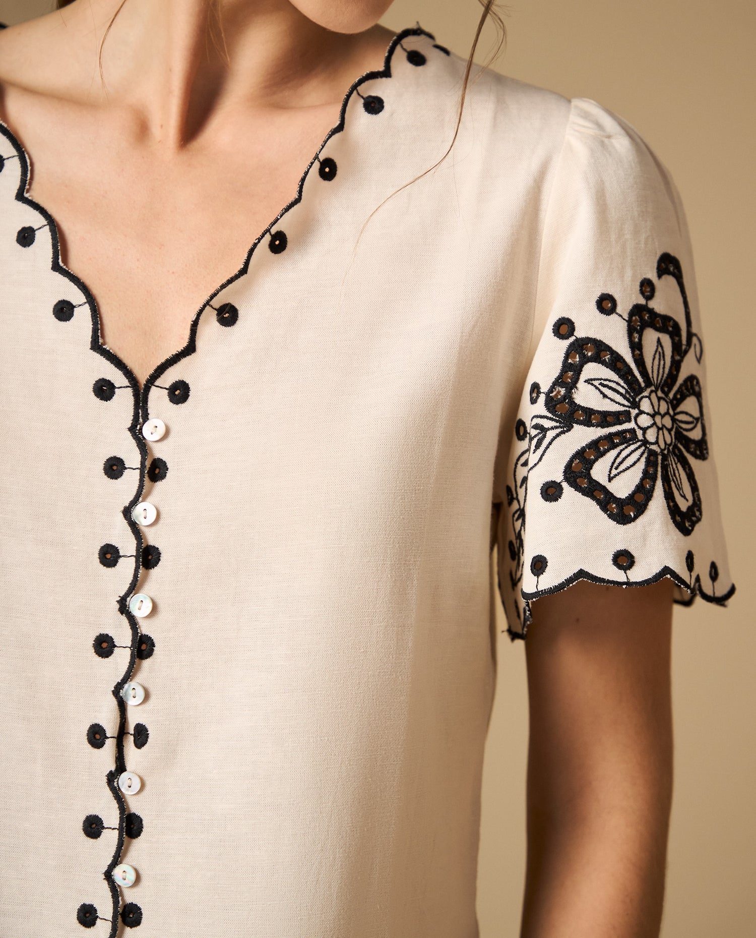 Camisa manga corta con bordado floral y bordes con detalle - Crudo