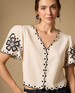 Camisa manga corta con bordado floral y bordes con detalle - Crudo