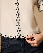 Camisa manga corta con bordado floral y bordes con detalle - Crudo
