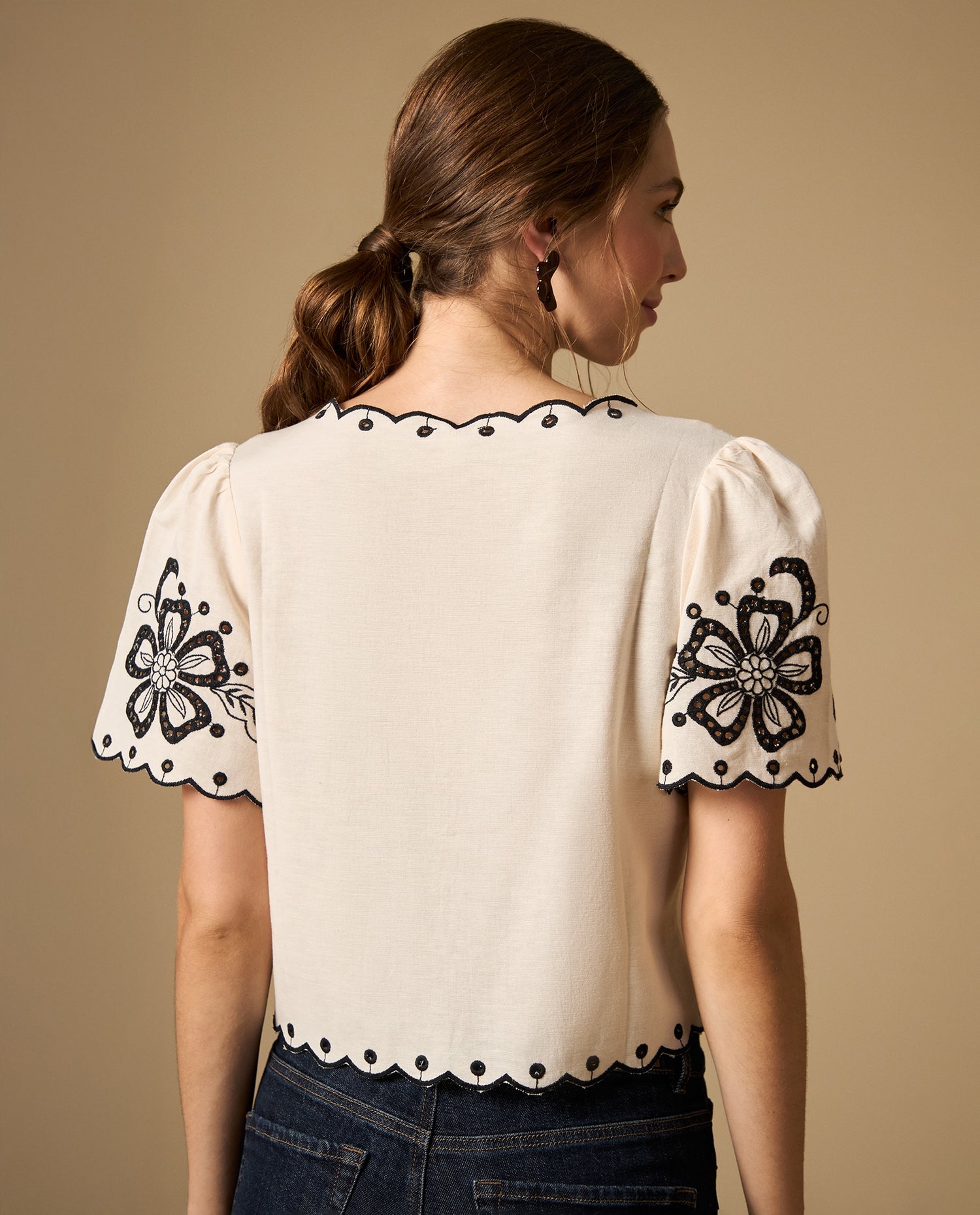 Camisa manga corta con bordado floral y bordes con detalle - Crudo