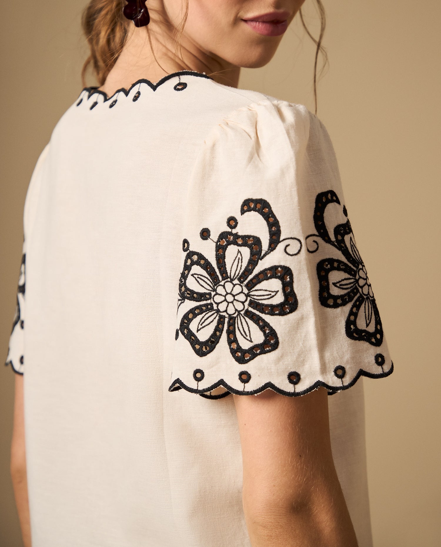 Camisa manga corta con bordado floral y bordes con detalle - Crudo