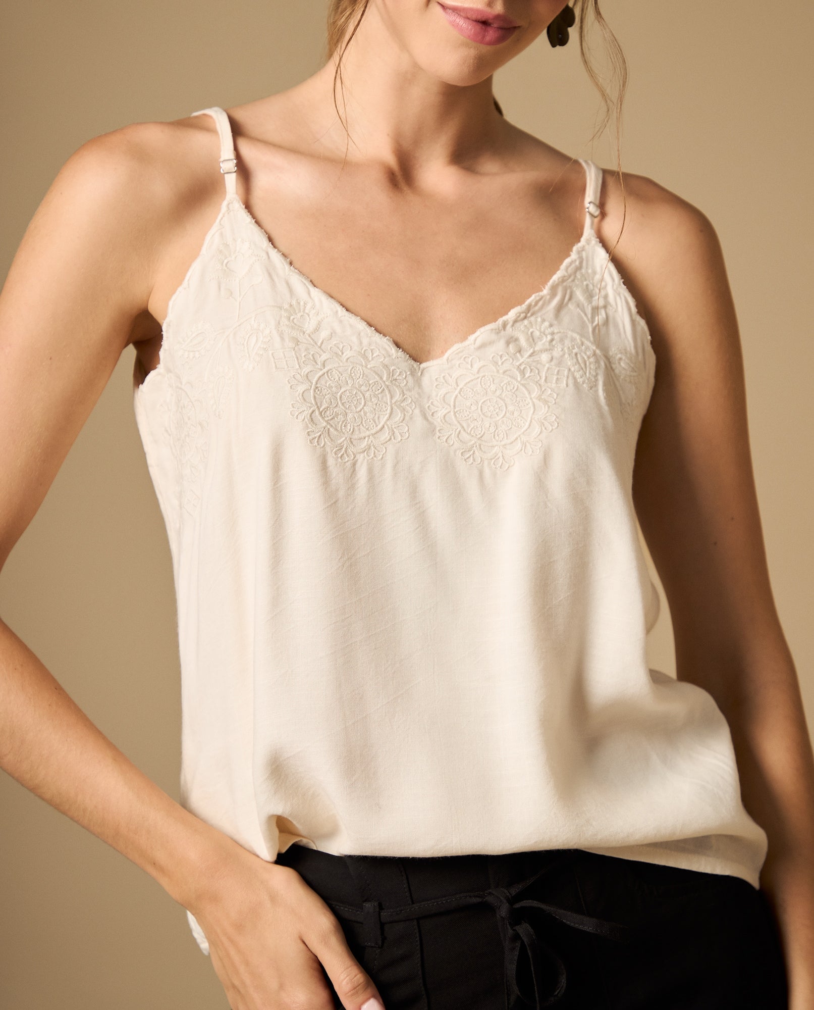 Camisa de tiras con bordado en escote - Crudo 34_612H226_CRU110604_0