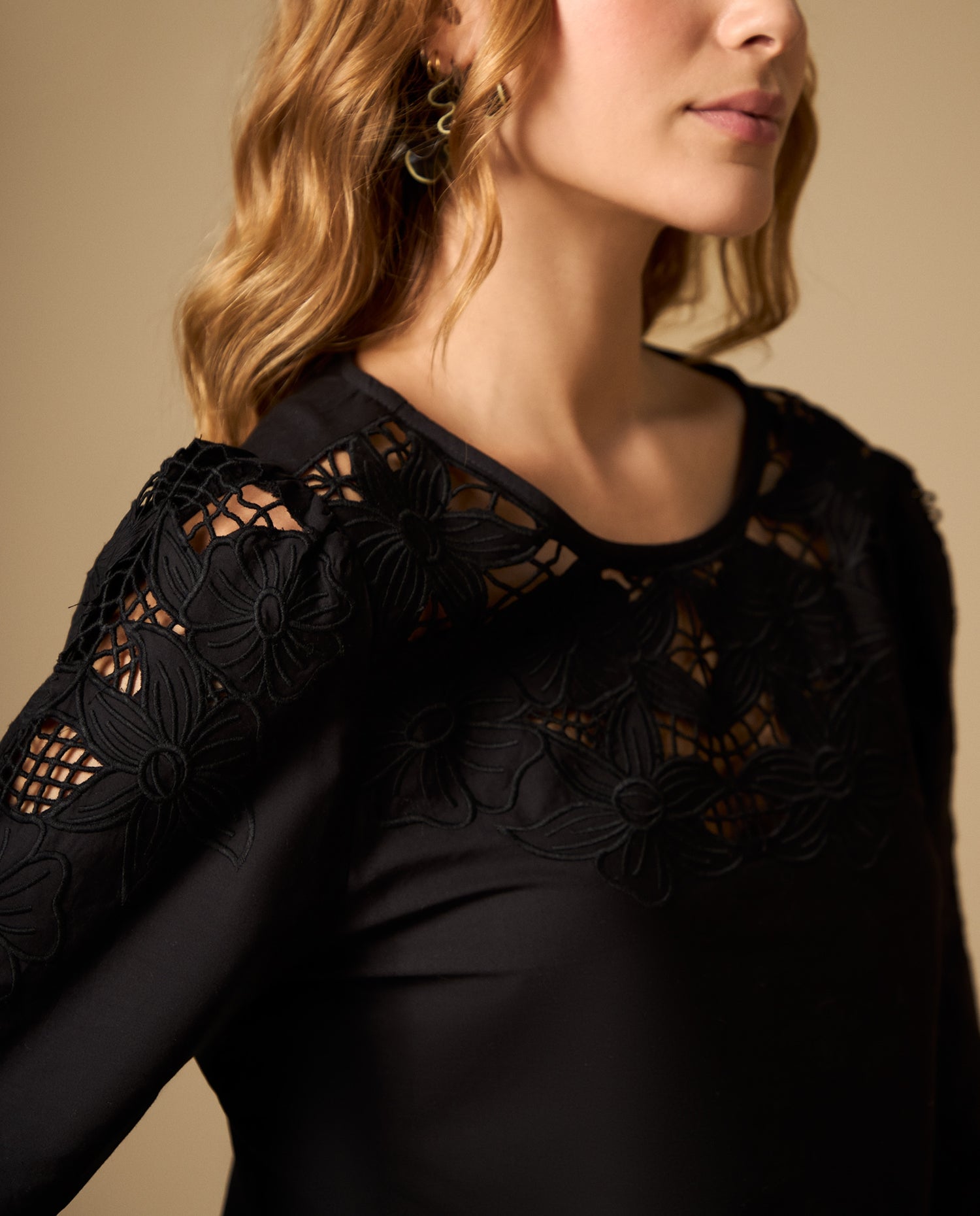 Camisa manga sisa con bordado floral - Negro