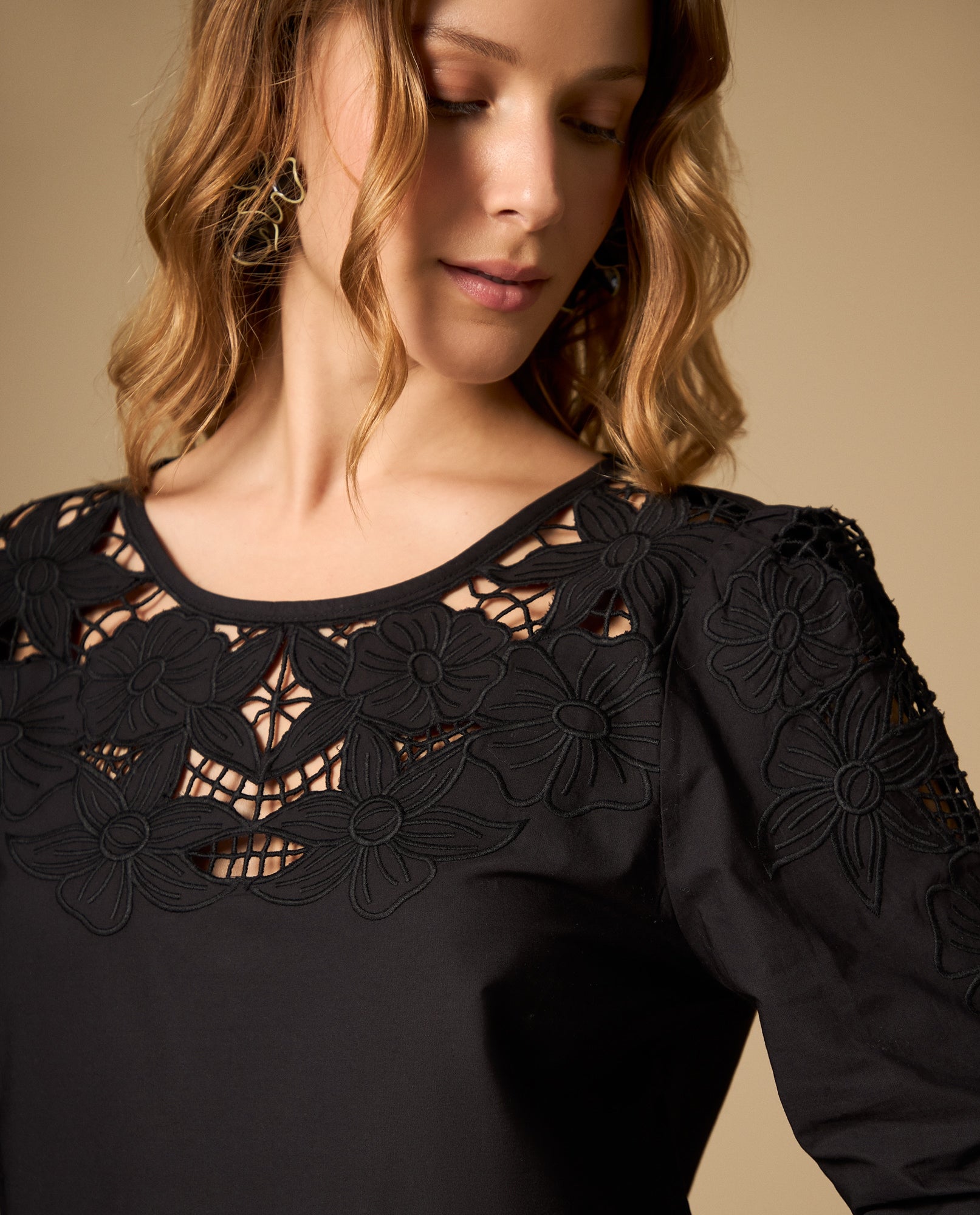 Camisa manga sisa con bordado floral - Negro 34_612H227_NEG190303_4
