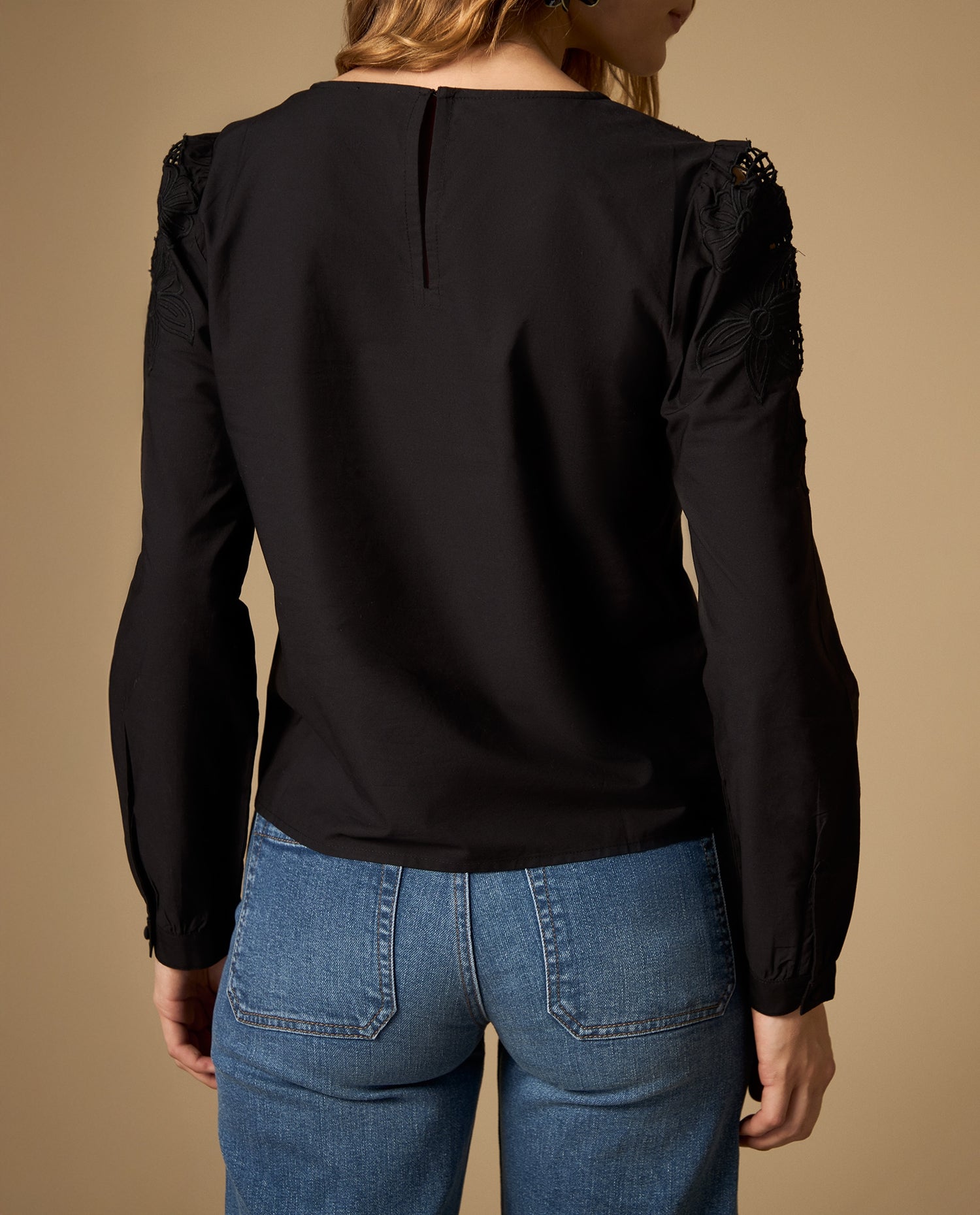 Camisa manga sisa con bordado floral - Negro