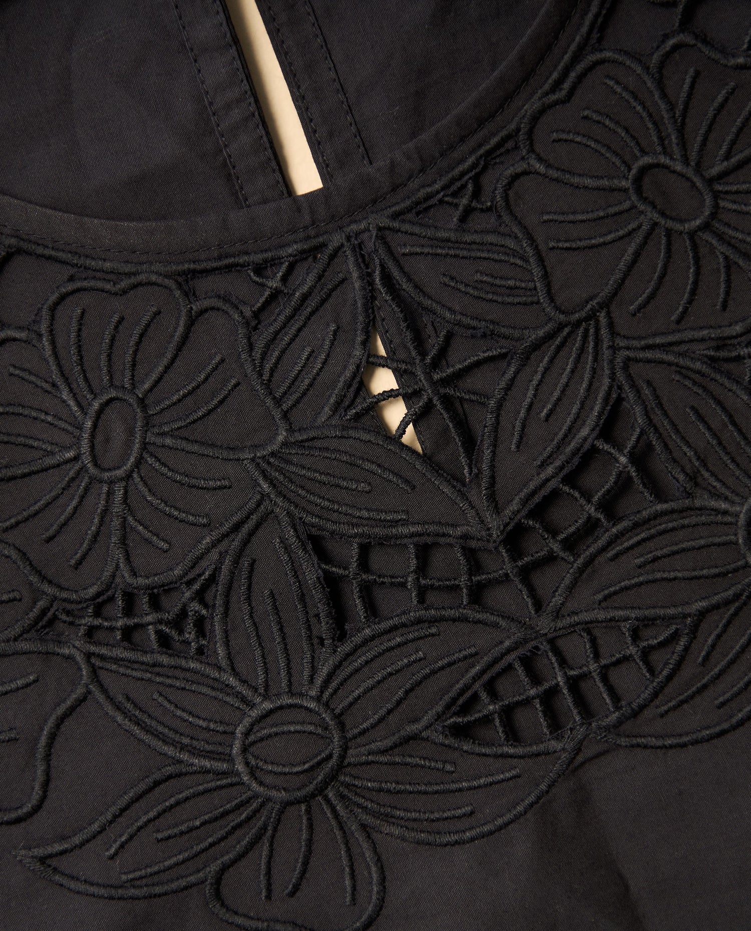 Camisa manga sisa con bordado floral - Negro