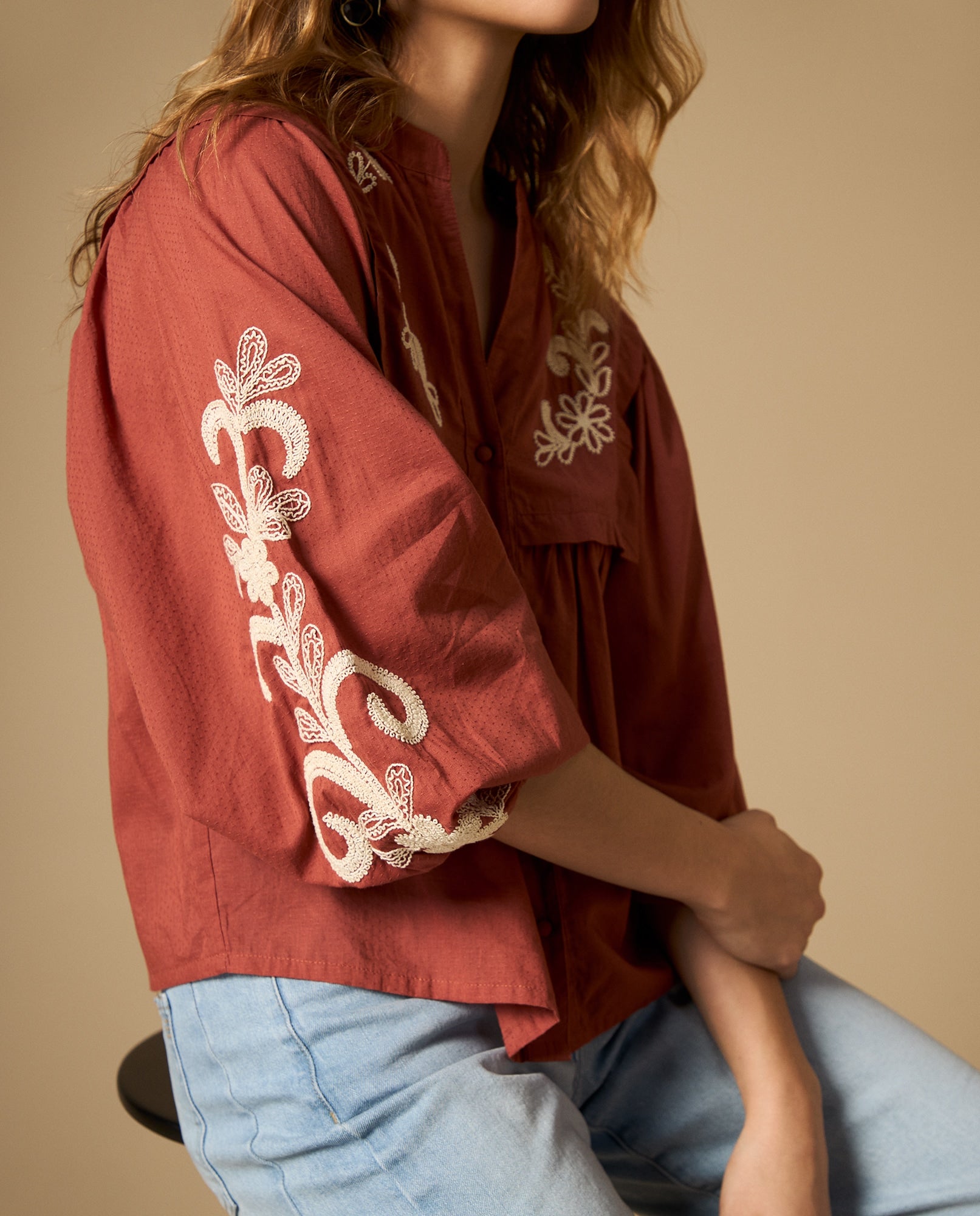 Camisa bordada manga sisa cuello en V - Café 34_612H229_CAF171340_4