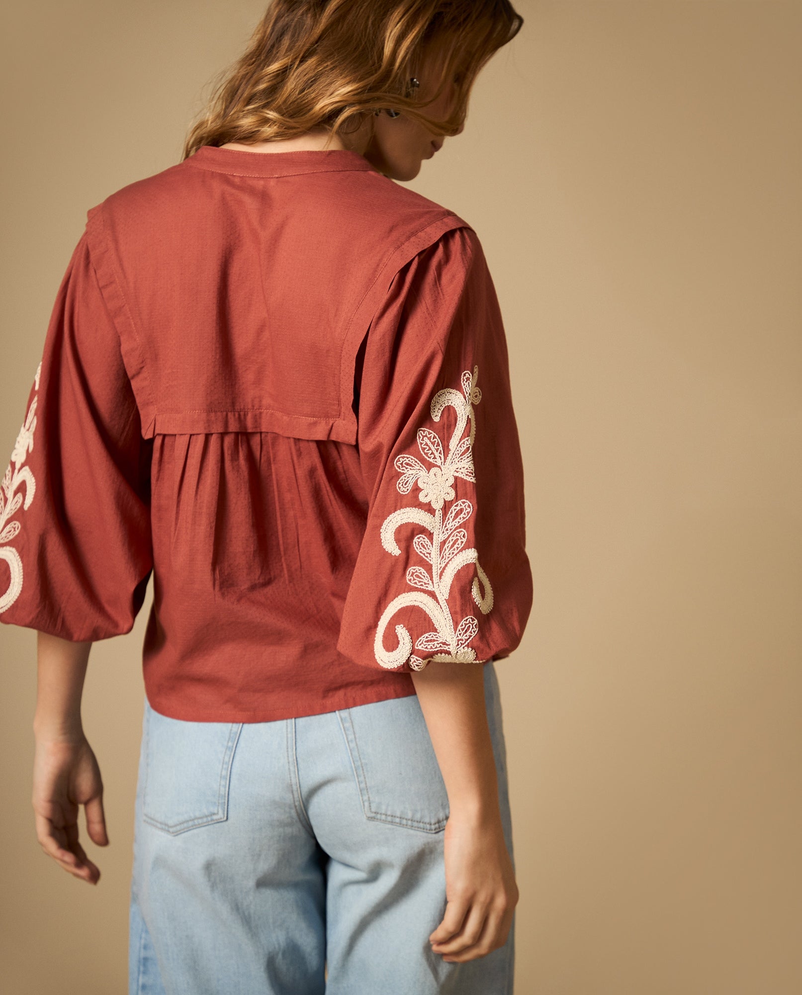 Camisa bordada manga sisa cuello en V - Café 34_612H229_CAF171340_5
