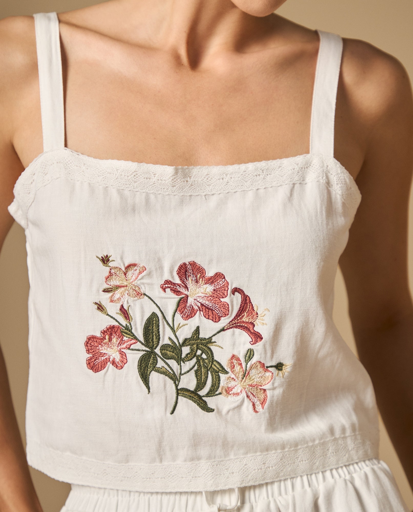 Camisa de tiras con bordado floral y detalle en escote - Crudo 34_612H233_CRU114201_0