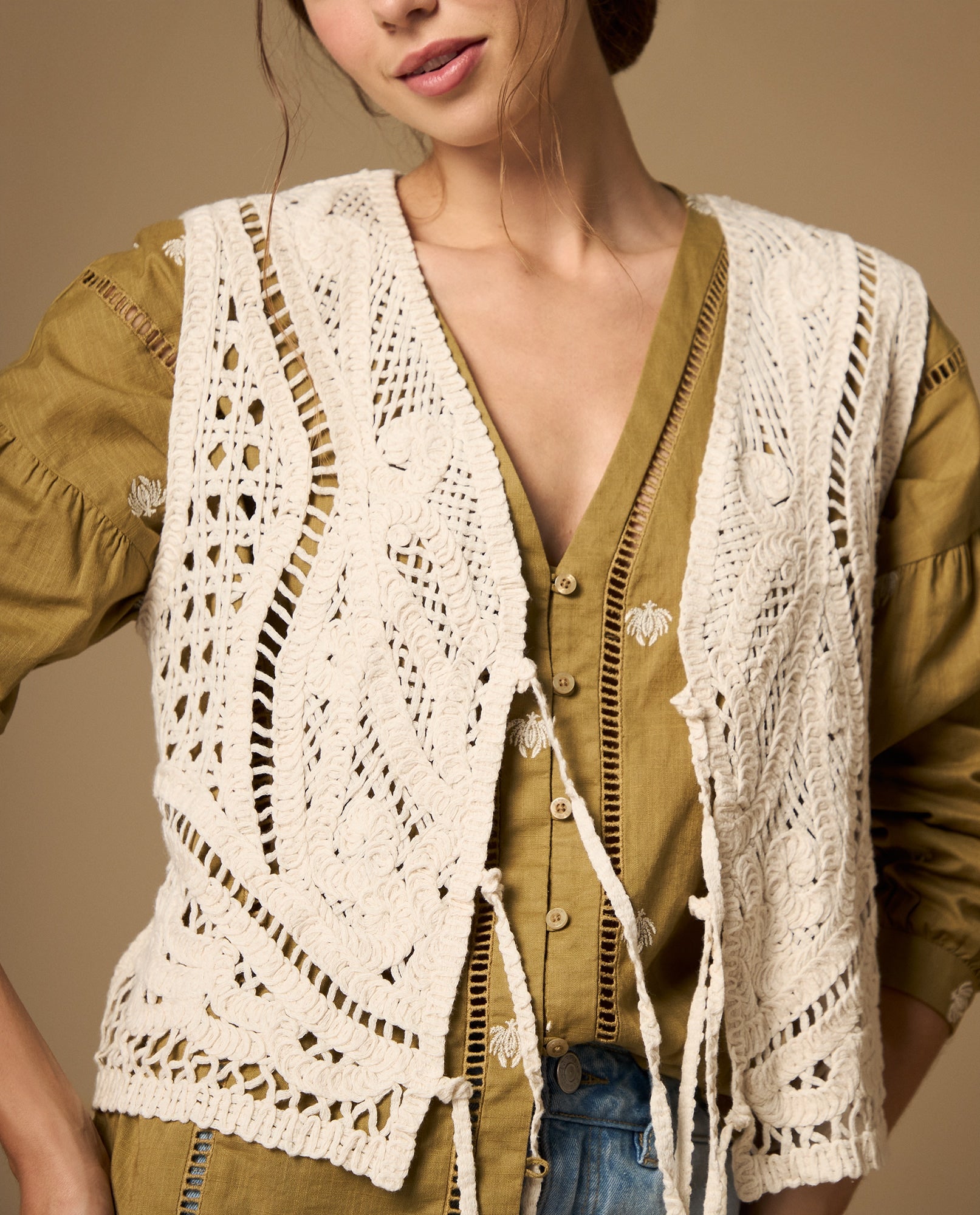 Camisa manga corta con bordados y detalle de textura - Crudo 34_612H234_CRU111001_3
