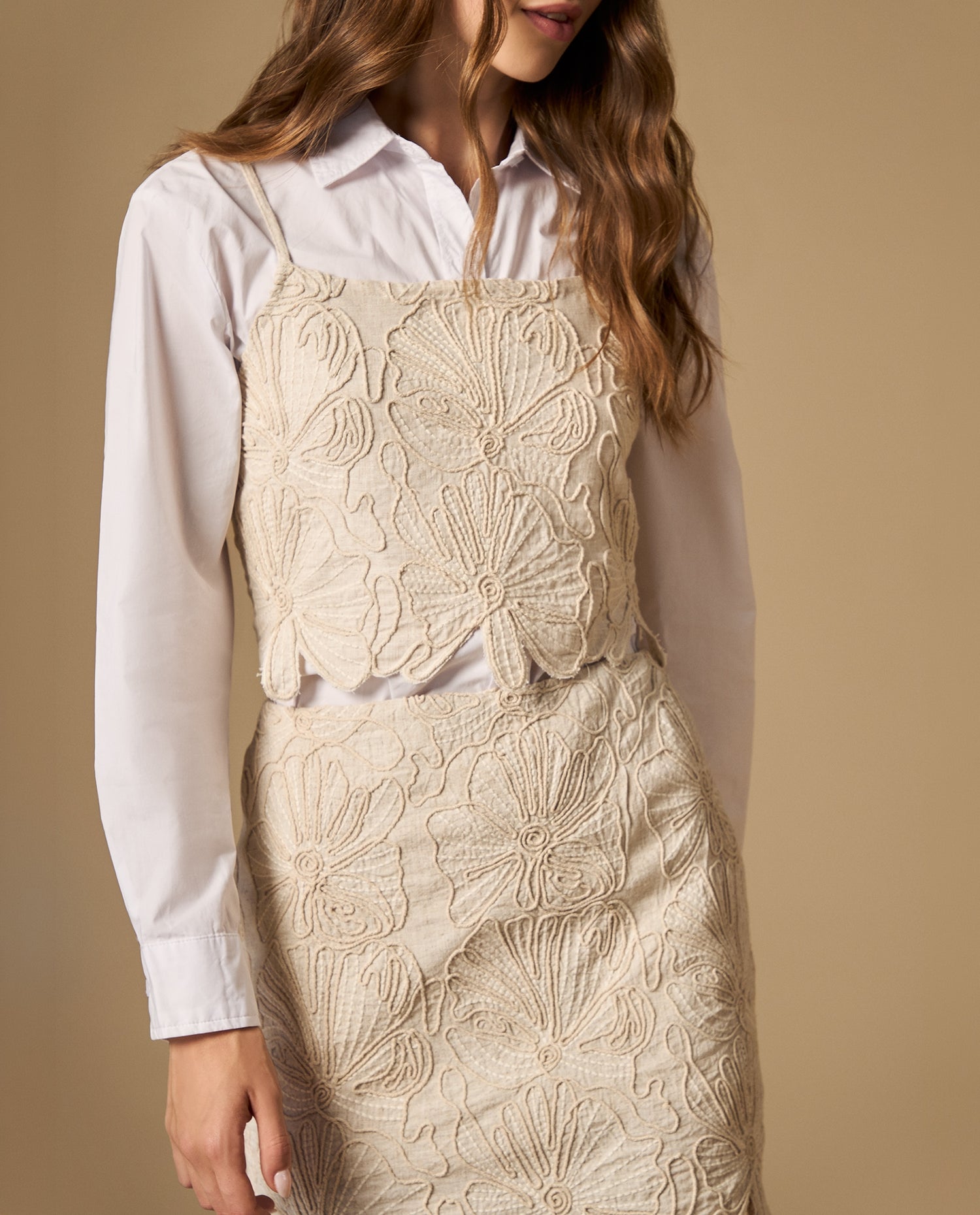 Camisa de tiras con bordado floral - Beige
