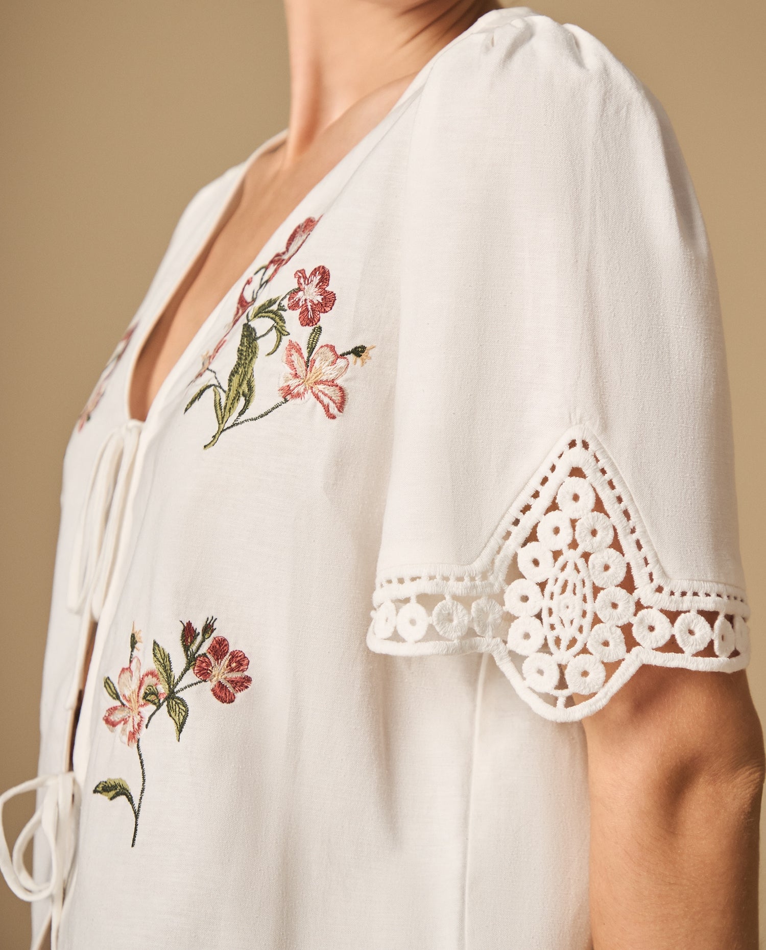 Camisa bordada manga corta cuello en V con lazos - Crudo