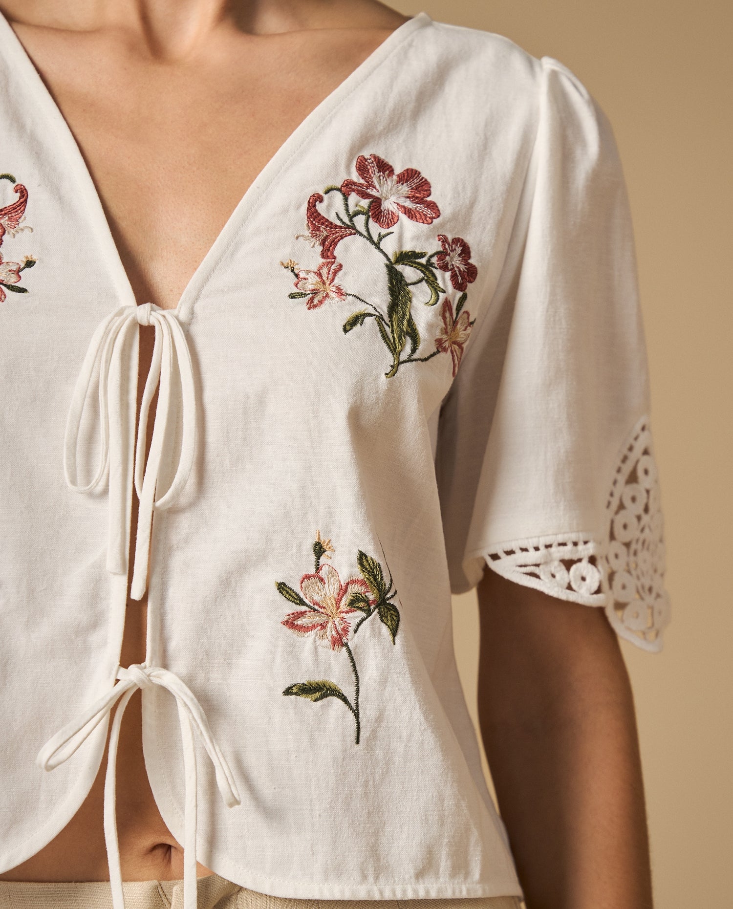 Camisa bordada manga corta cuello en V con lazos - Crudo