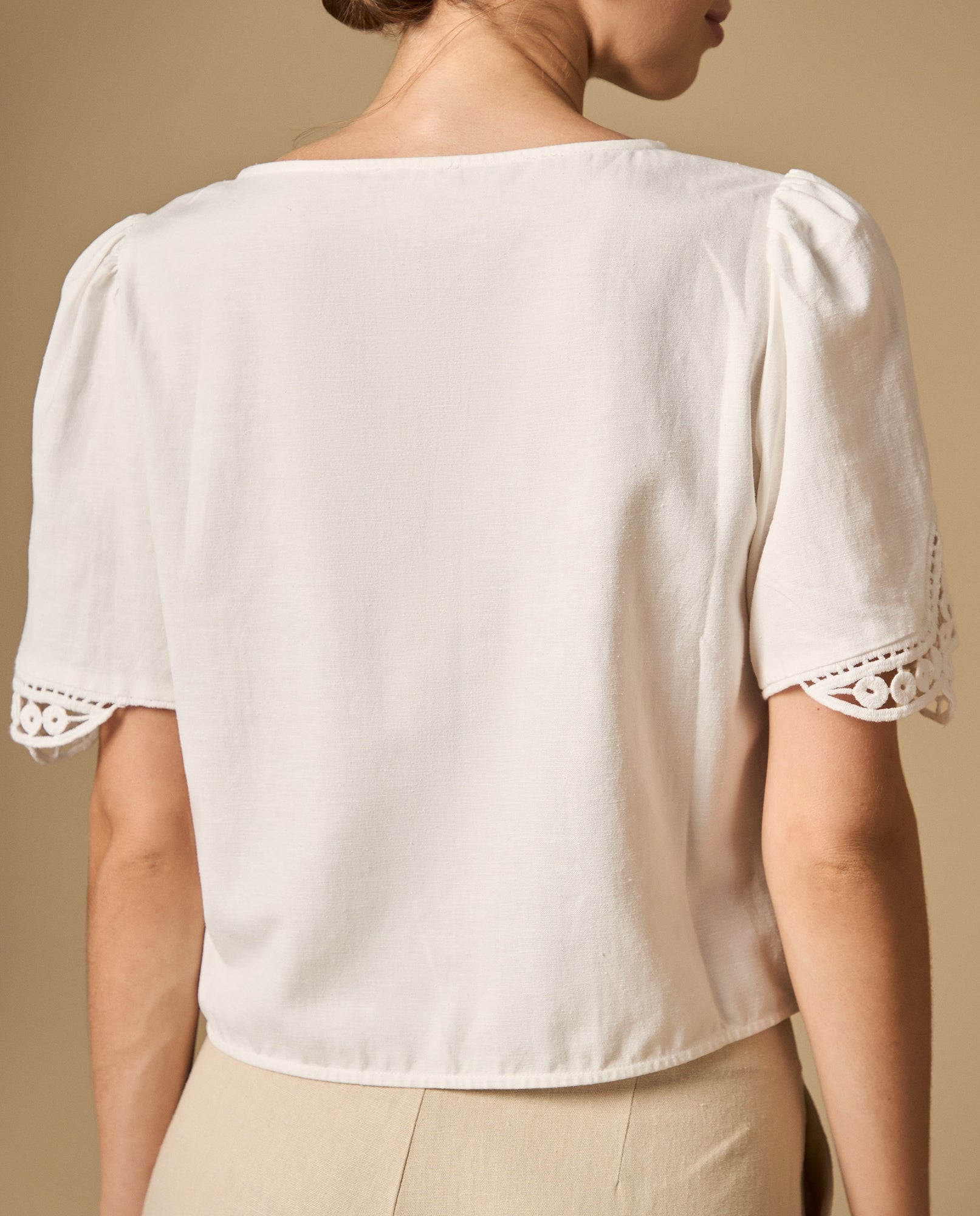 Camisa bordada manga corta cuello en V con lazos - Crudo 34_612H256_CRU114201_5