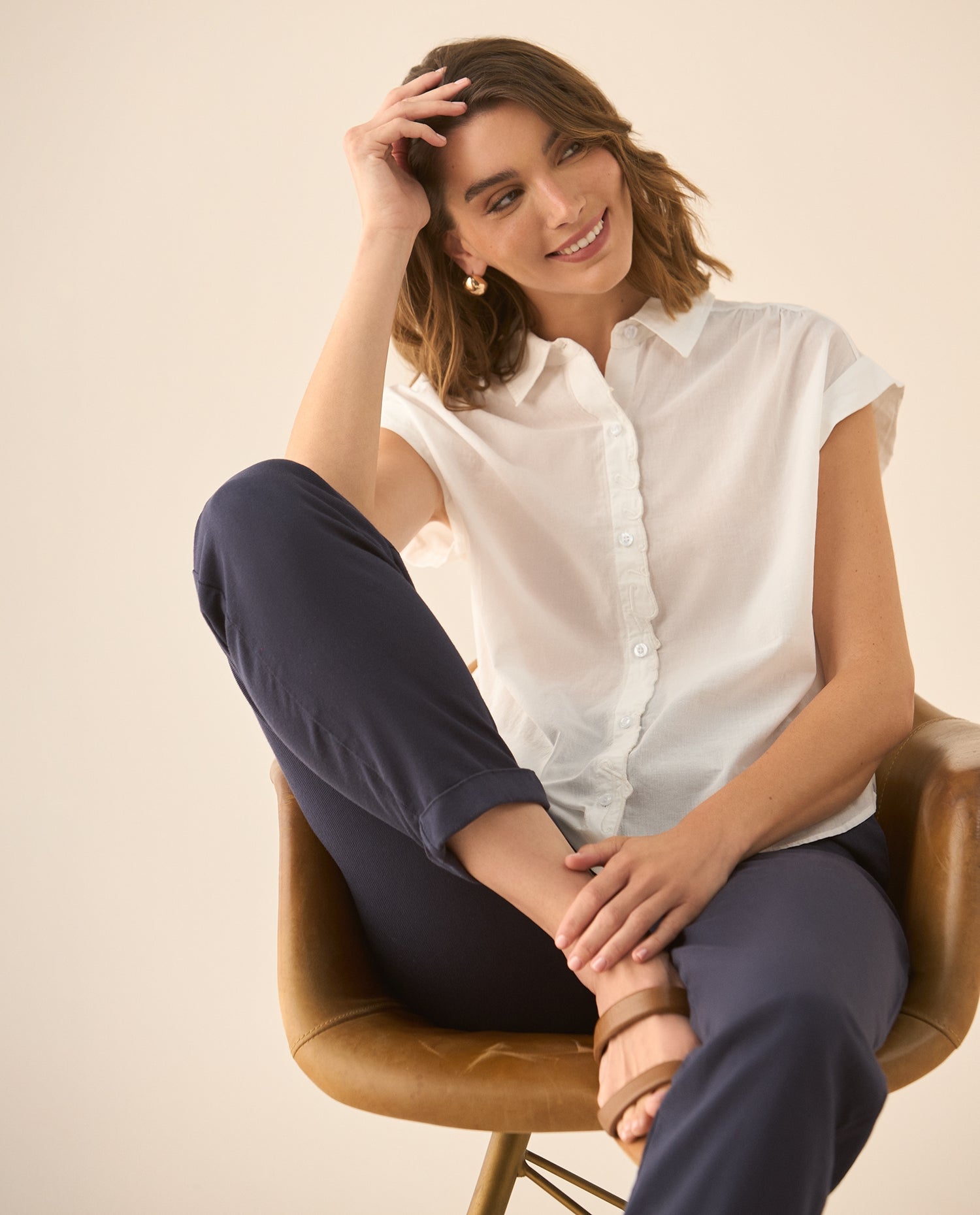 Camisa perilla de botones con bordado y recogido para mujer  - Crudo