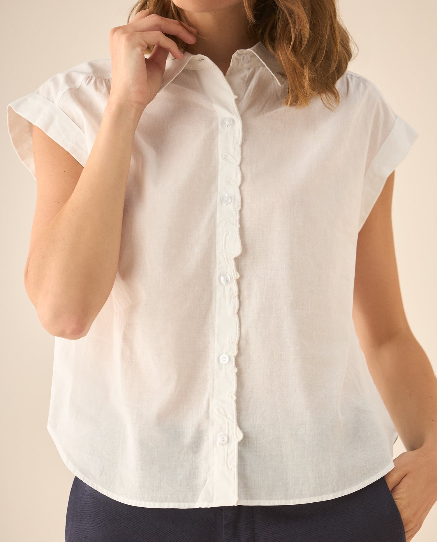 Camisa perilla de botones con bordado y recogido para mujer  - Crudo