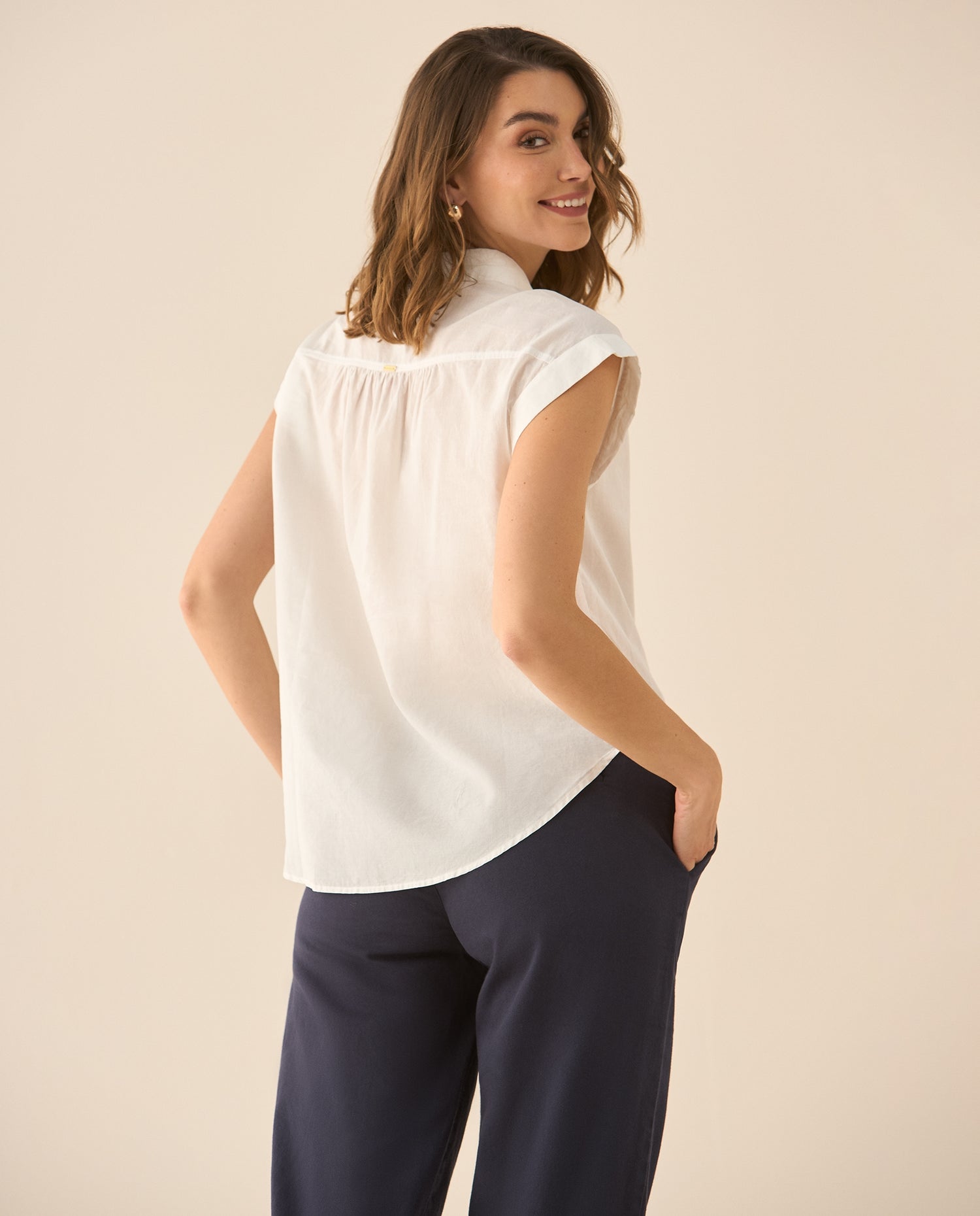 Camisa perilla de botones con bordado y recogido para mujer  - Crudo