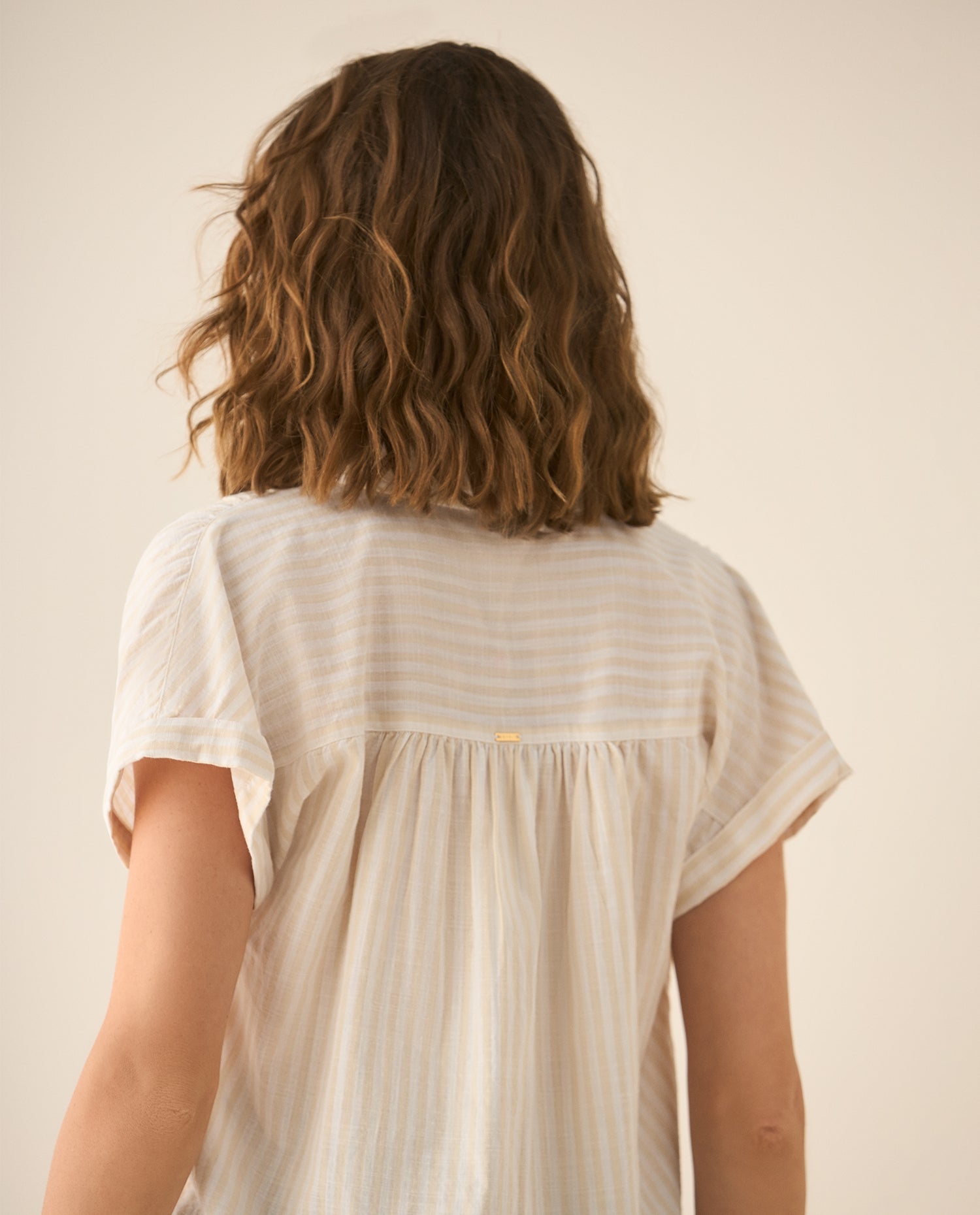 Camisa a rayas con recogido en hombros y posterior para mujer - Amarillo