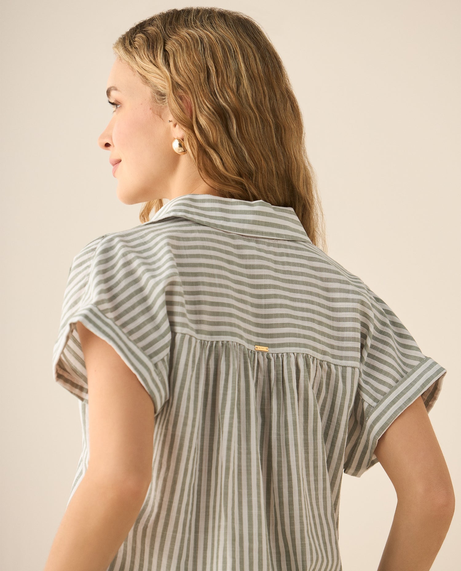 Camisa a rayas con recogido en hombros y posterior para mujer - Verde