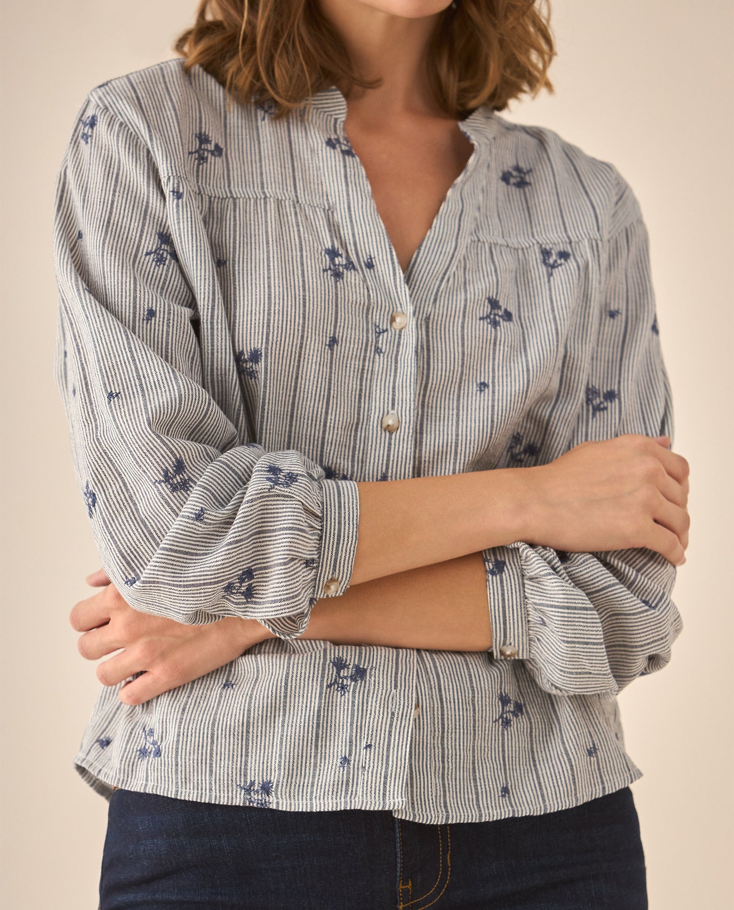 Camisa con apliques de flores bordadas para mujer - Azul