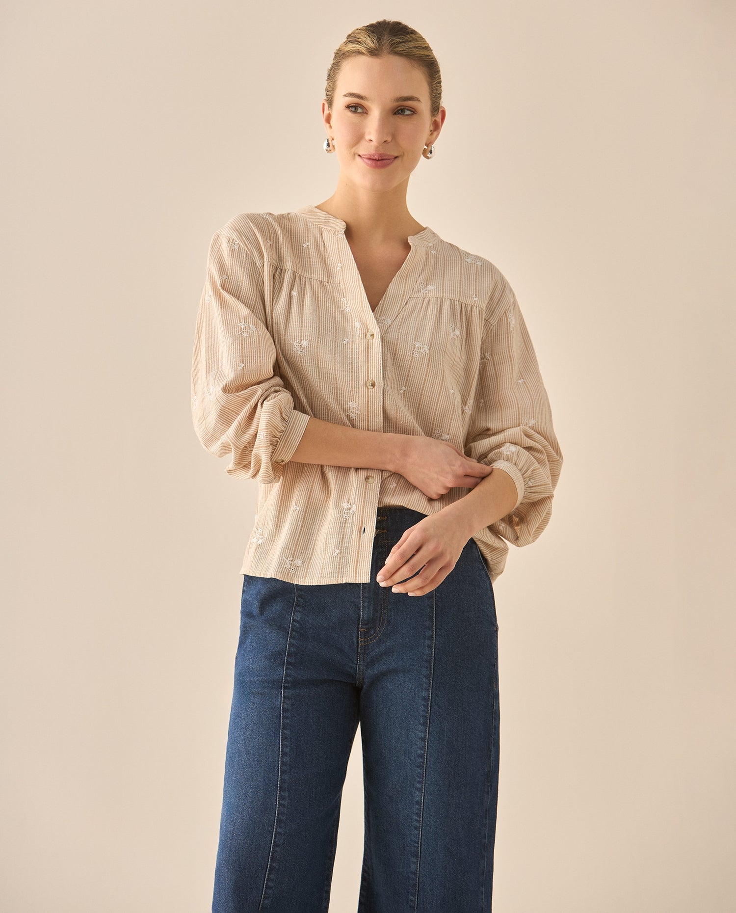 Camisa con apliques de flores bordadas para mujer - Crudo
