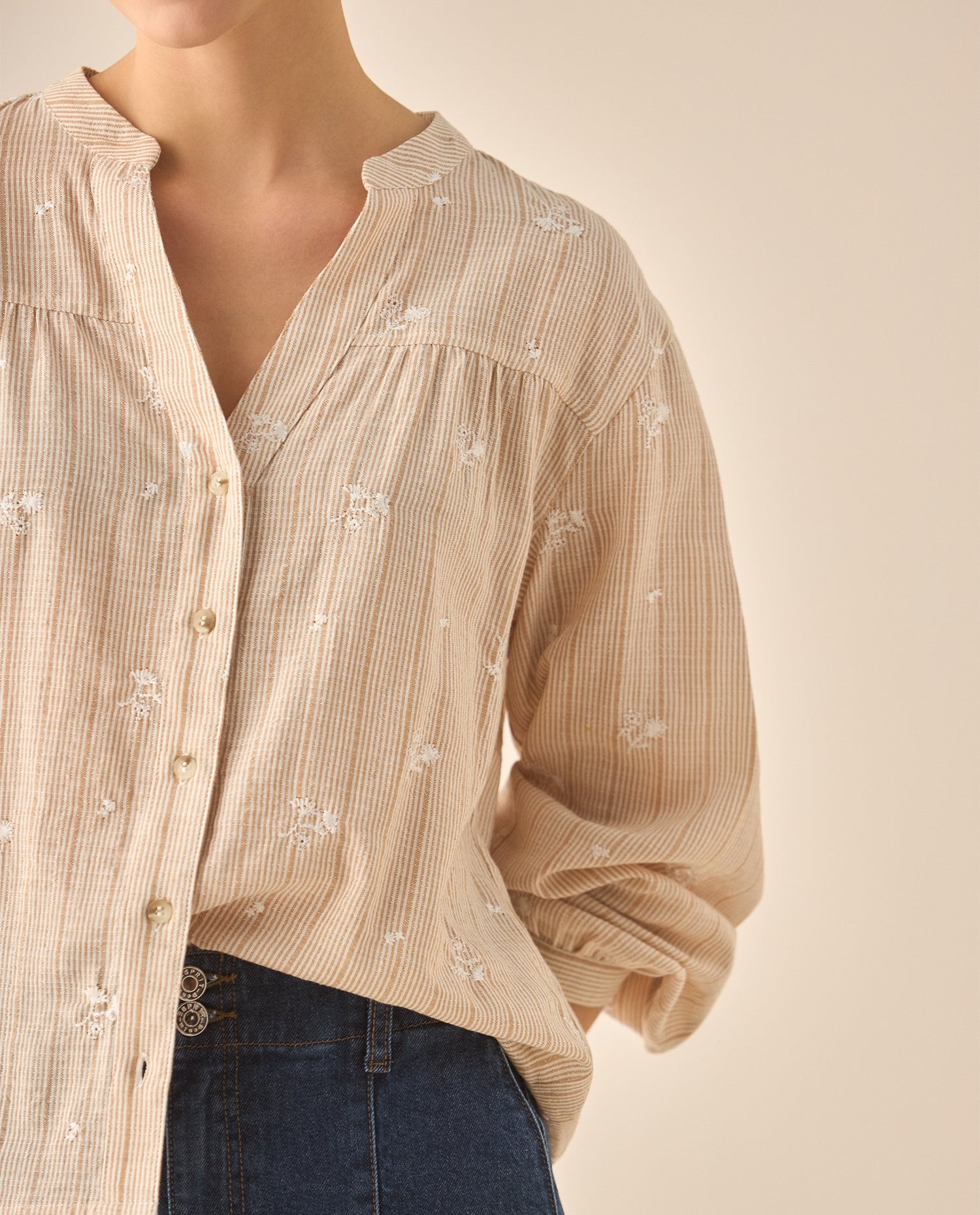 Camisa con apliques de flores bordadas para mujer - Crudo