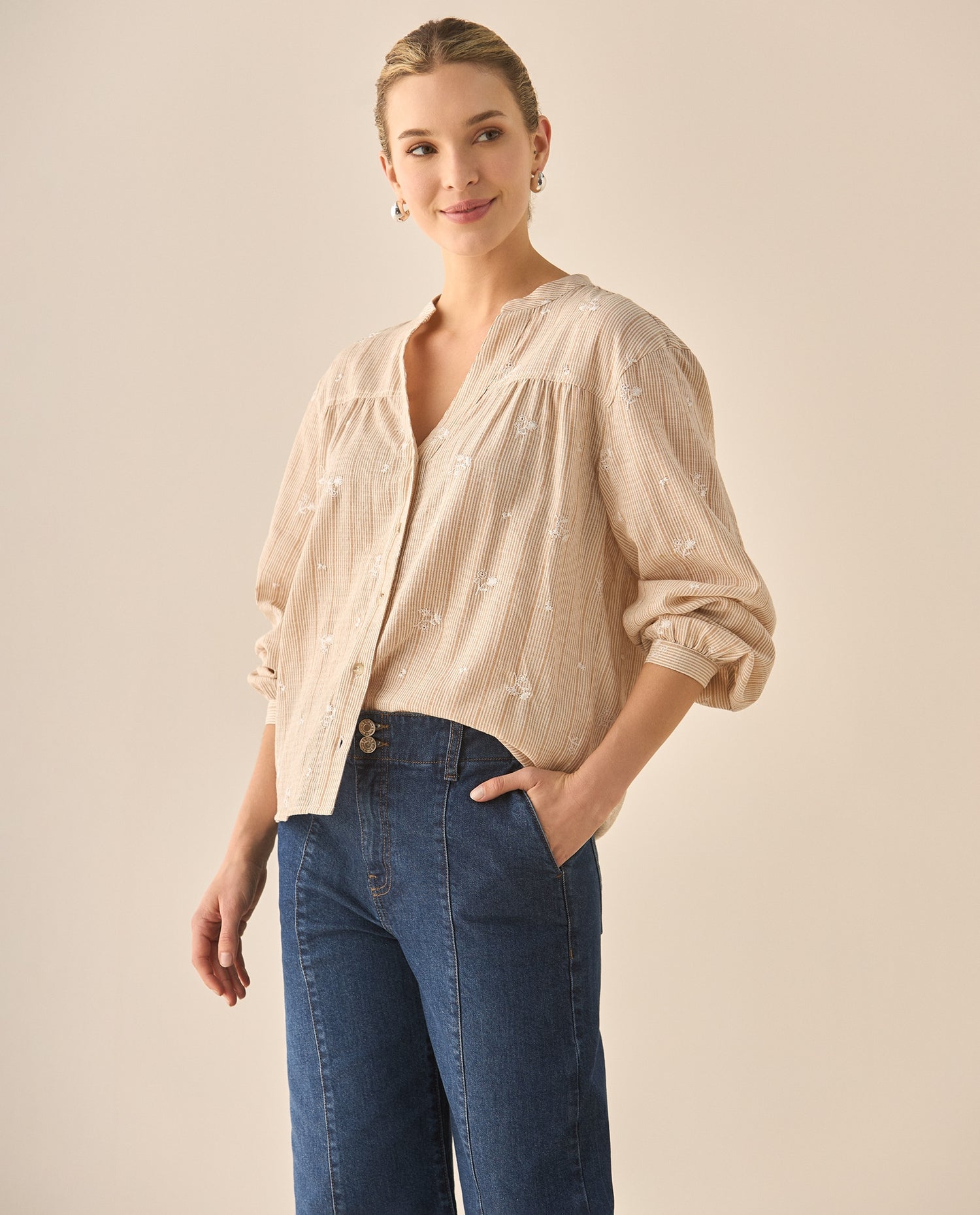 Camisa con apliques de flores bordadas para mujer - Crudo