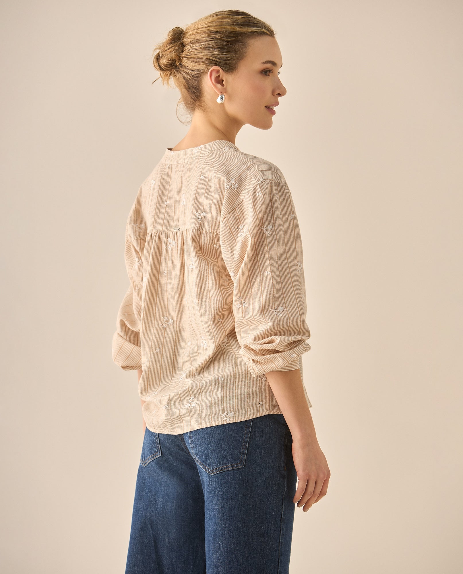 Camisa con apliques de flores bordadas para mujer - Crudo 34_613G039_CRU125202_5