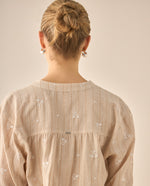 Camisa con apliques de flores bordadas para mujer - Crudo