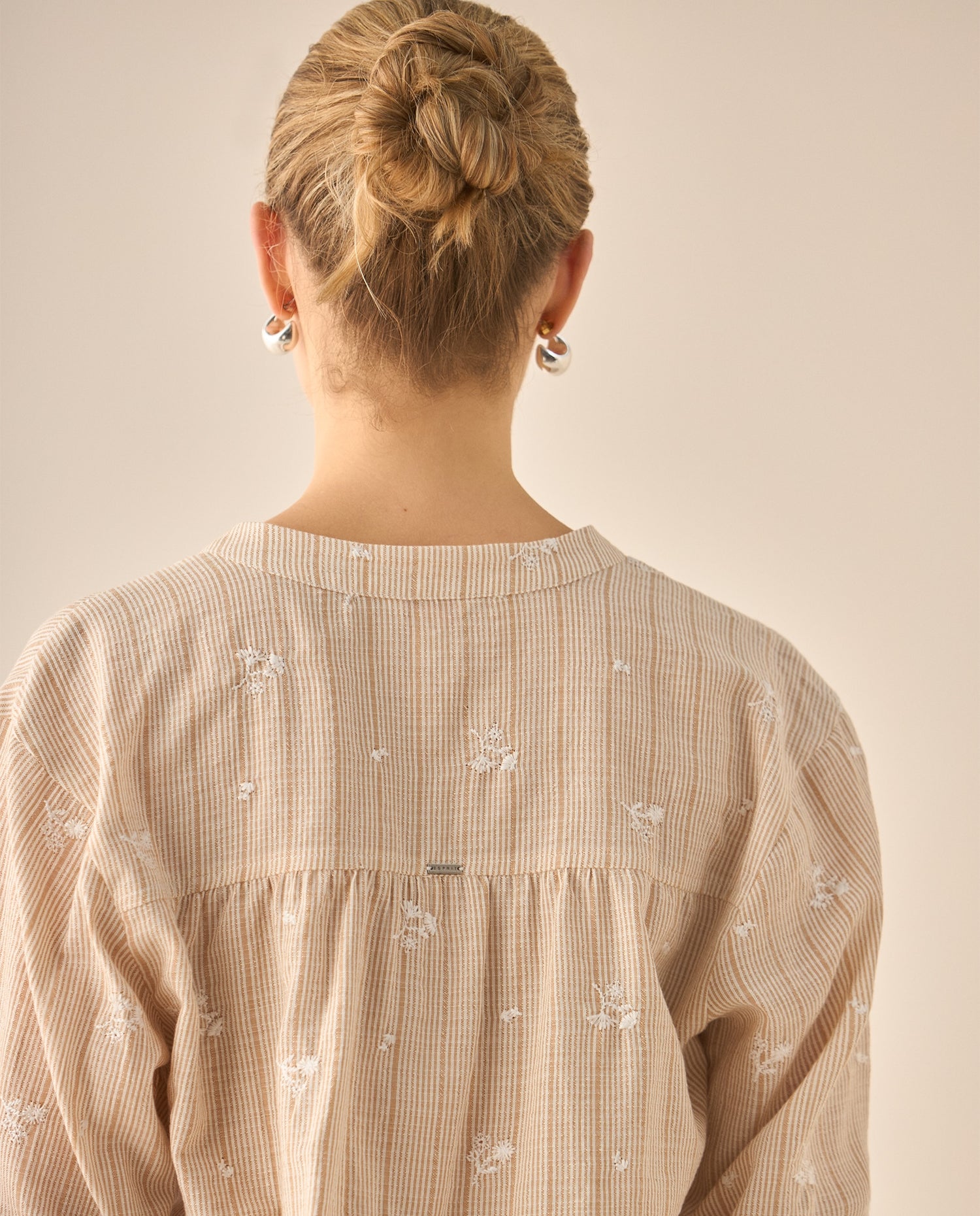 Camisa con apliques de flores bordadas para mujer - Crudo