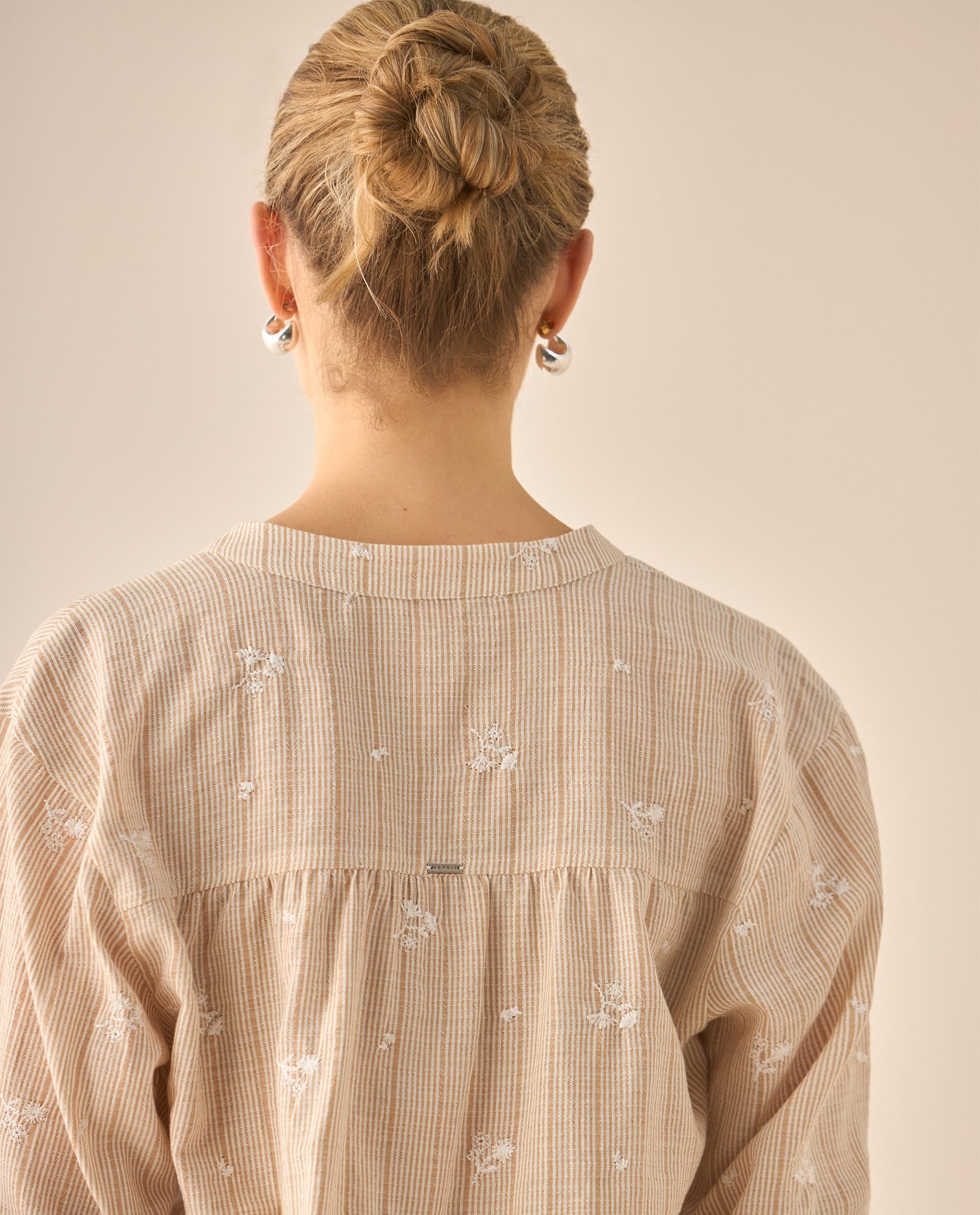 Camisa con apliques de flores bordadas para mujer - Crudo 34_613G039_CRU125202_6