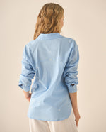 Camisa con cerezas bordadas y ruedo curvo para mujer - Azul