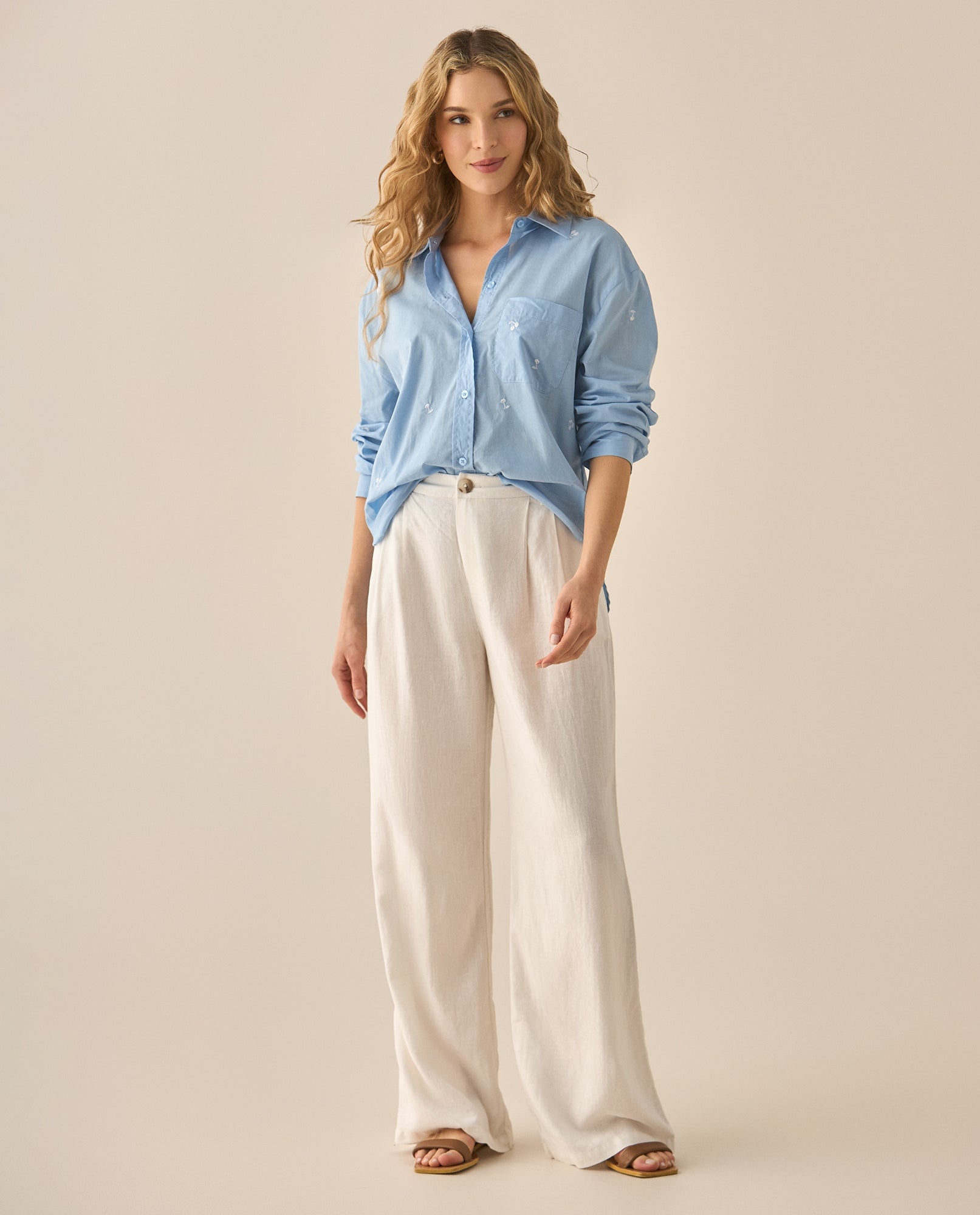 Camisa con cerezas bordadas y ruedo curvo para mujer - Azul 34_613G049_AZU153920_5